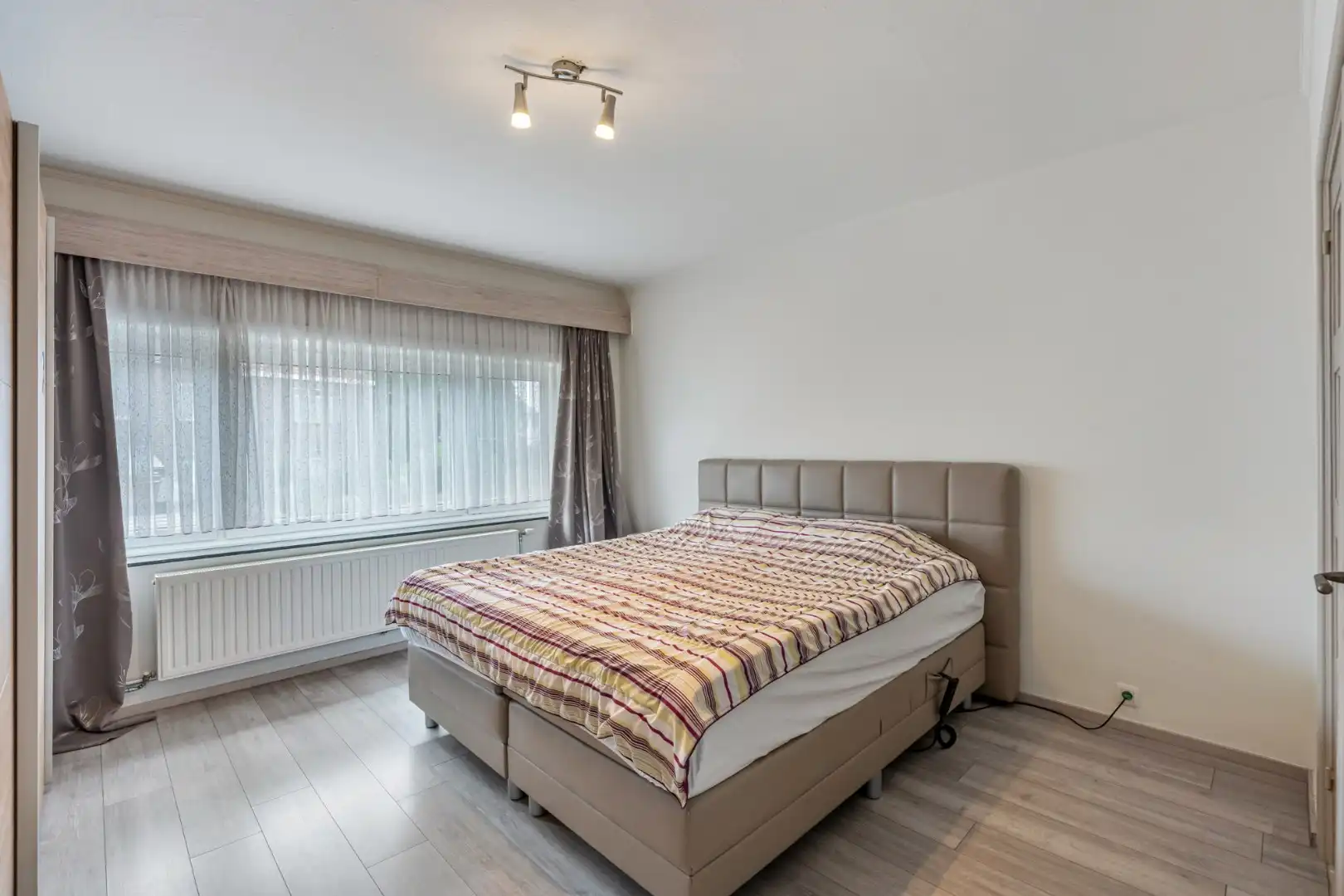Een verrassend ruime half-vrijstaande stadswoning op perceel van 4a23ca. foto 25