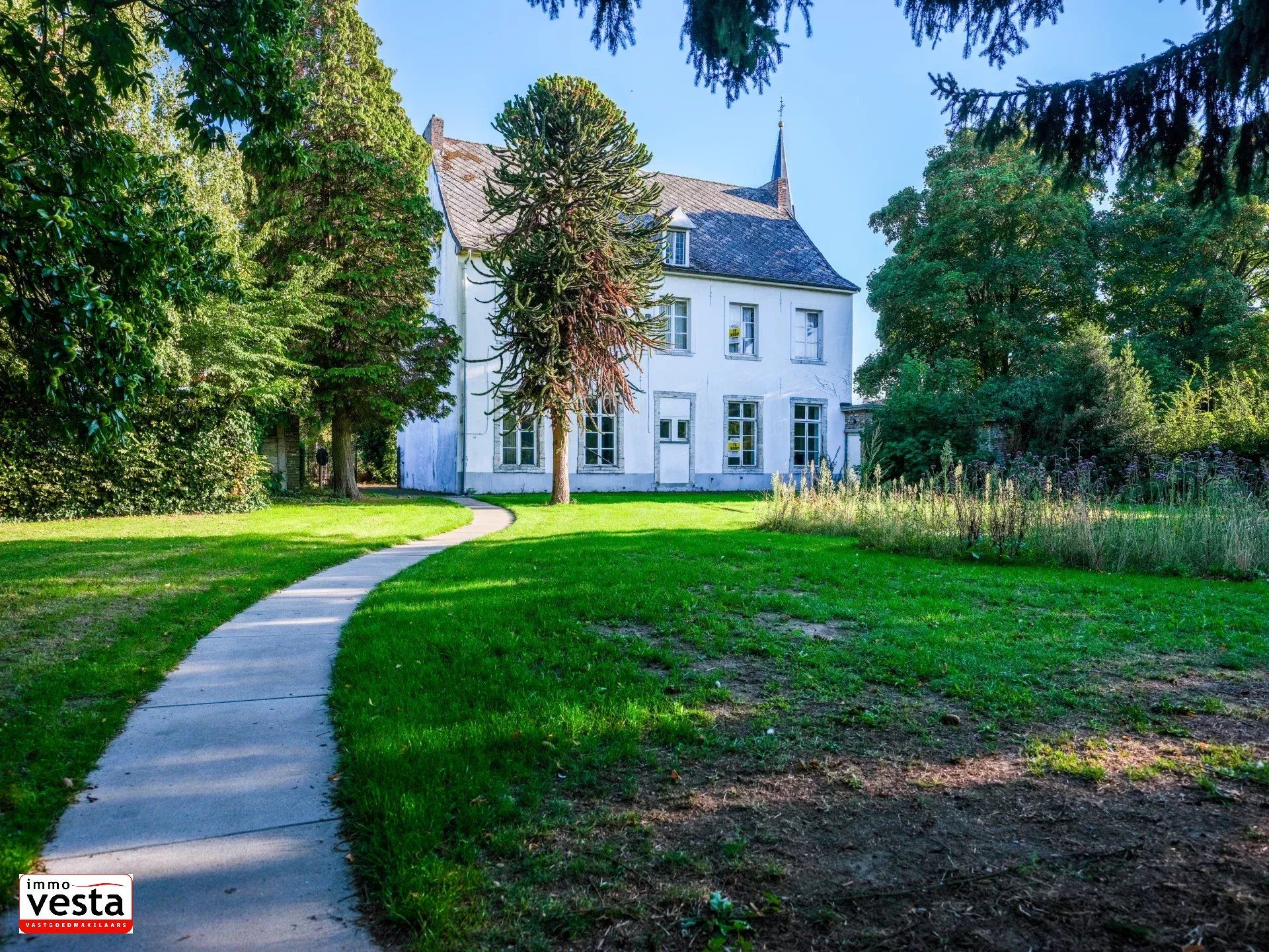 Voormalige pastorie met tal van mogelijkheden foto 30