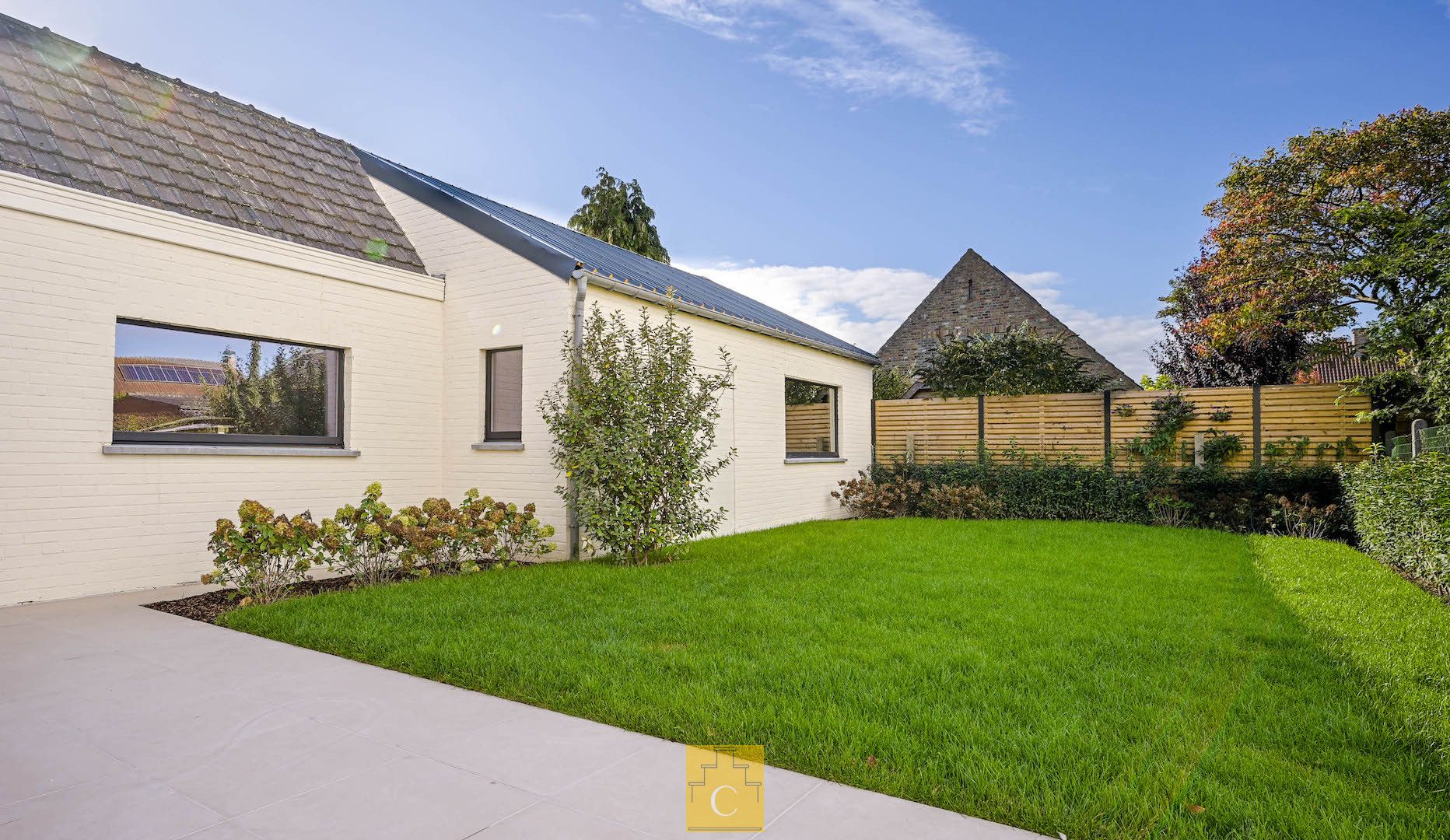 Zeer ruime en stijlvolle driegevelvilla met 3 a 4 slaapkamers, ruime garage van bijna 60m2, zonnepanelen en verzorgde tuin foto 15