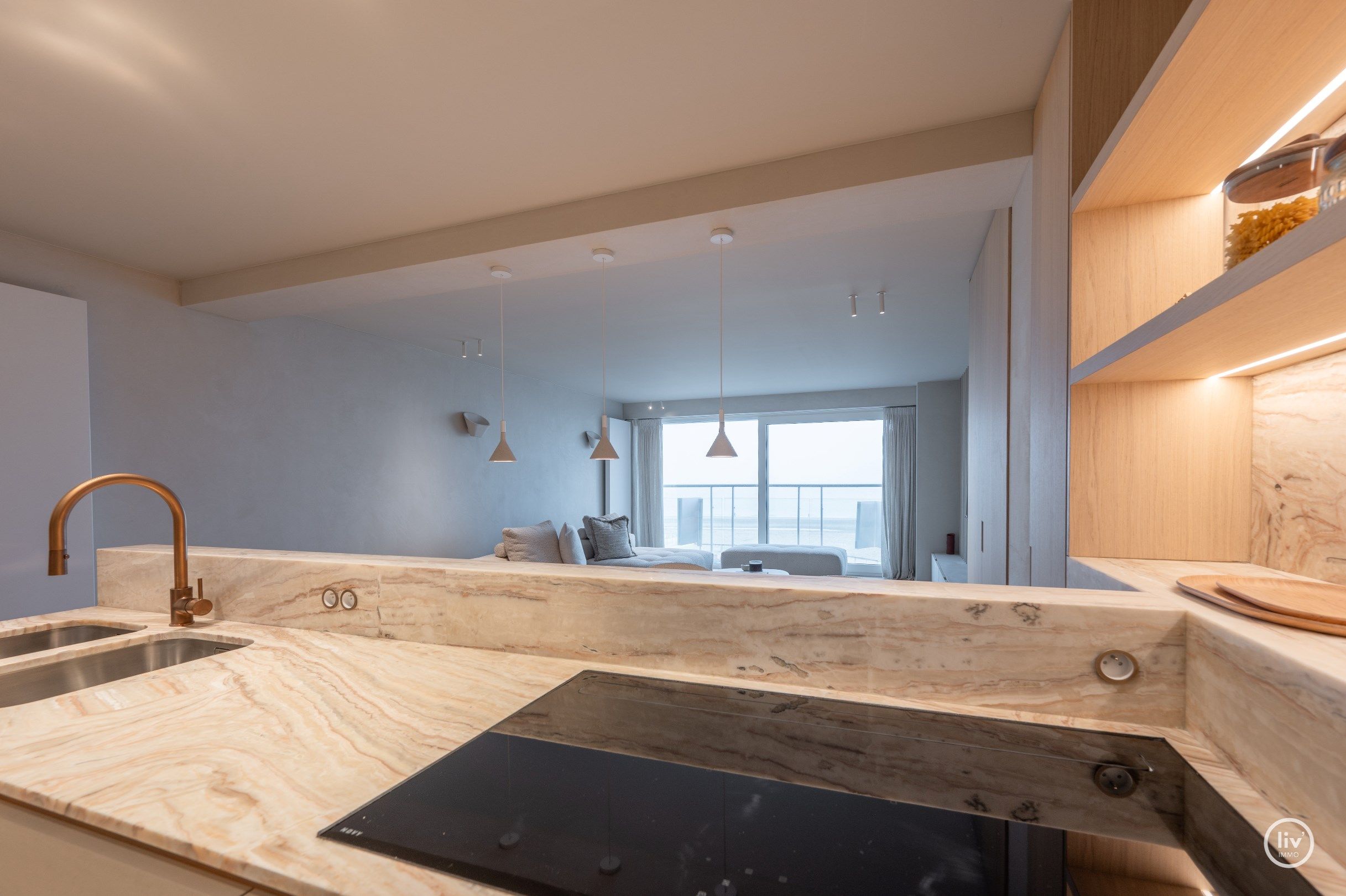 Magnifiek gerenoveerd appartement met FRONTAAL zeezicht gelegen aan het Lichttorenplein te Knokke. foto 10