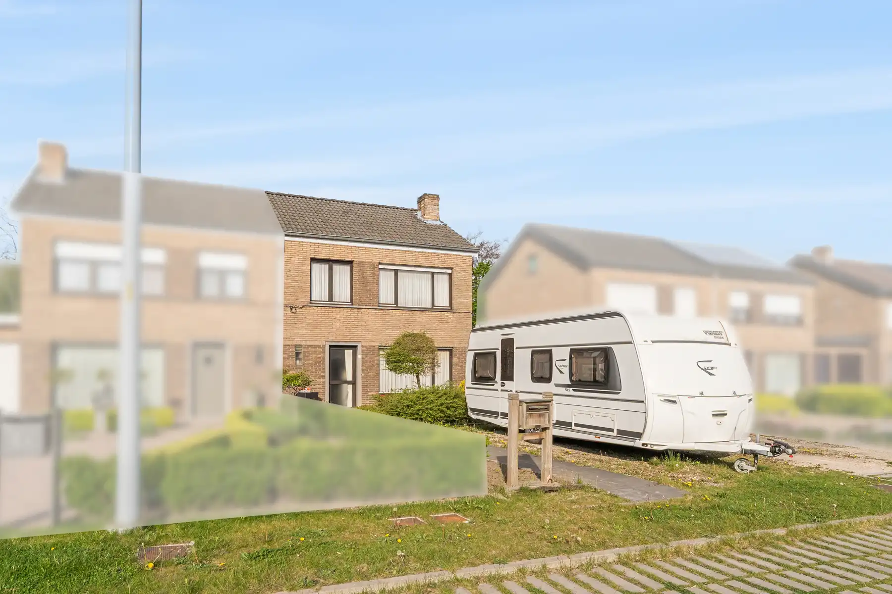 Hoofdfoto van de publicatie: Woning met garage en tuin in de directe omgeving van de E40