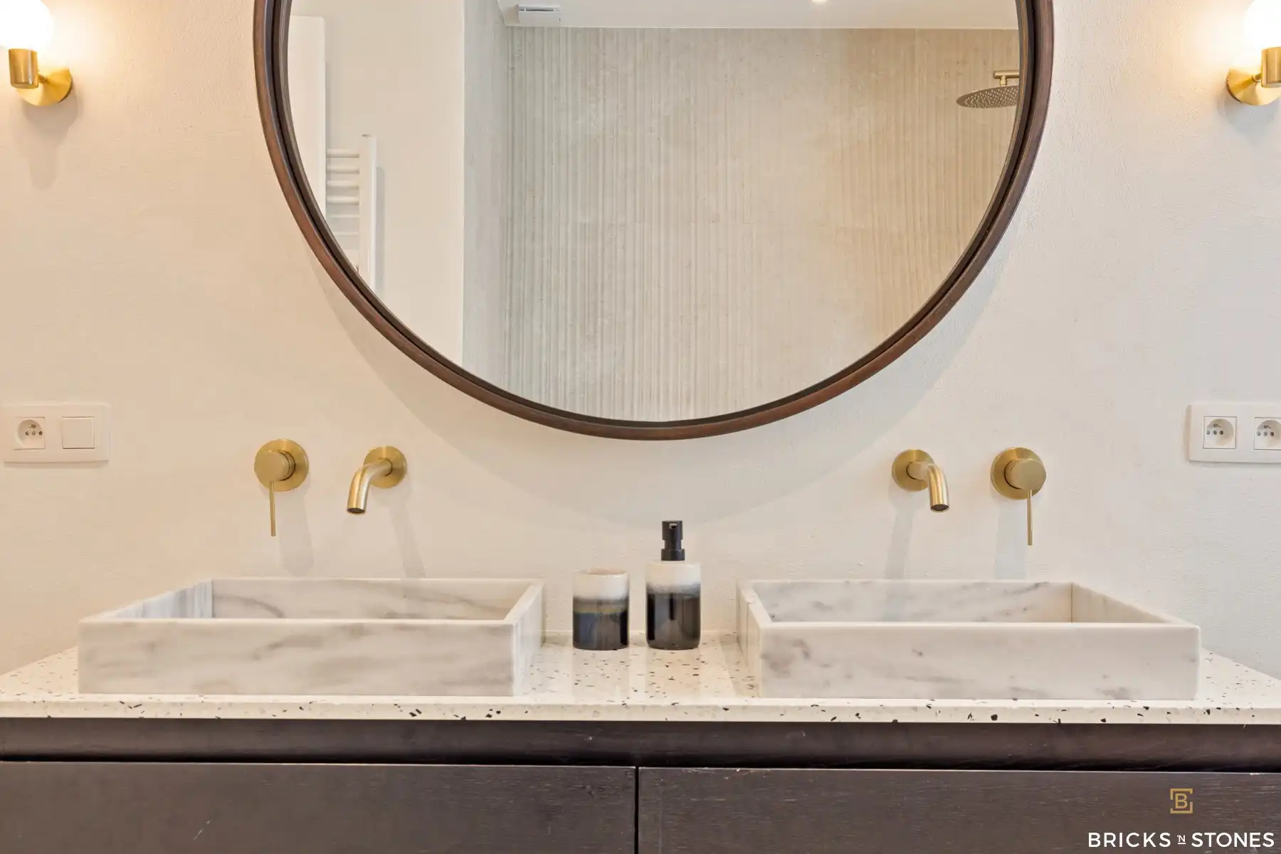 Trendy 2 slaapkamer appartement met terras foto 18