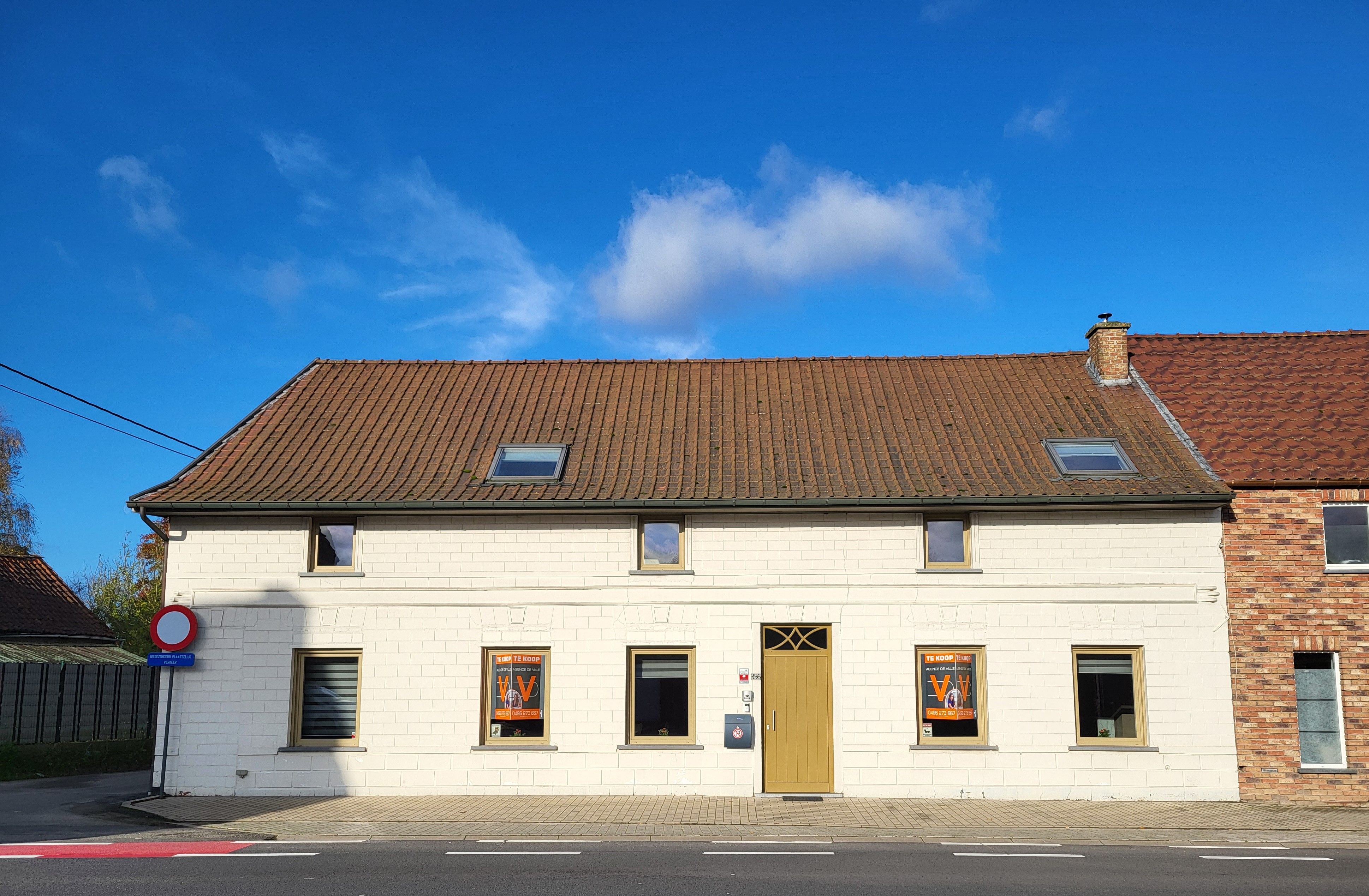 Charmant gerenoveerde hoeve op 342m² met zonnige tuin, carport en terras. foto {{pictureIndex}}