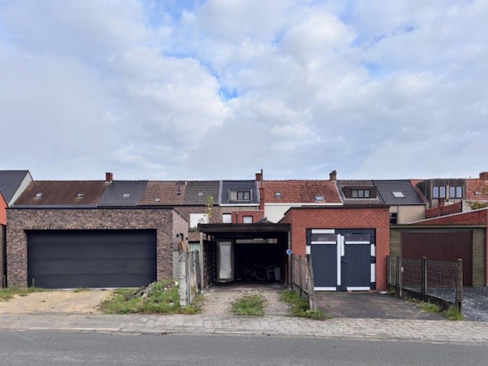 Rijwoning met uitweg achteraan met carport in de directe nabijheid van scholen, centrum  en openbaar vervoer. foto 15