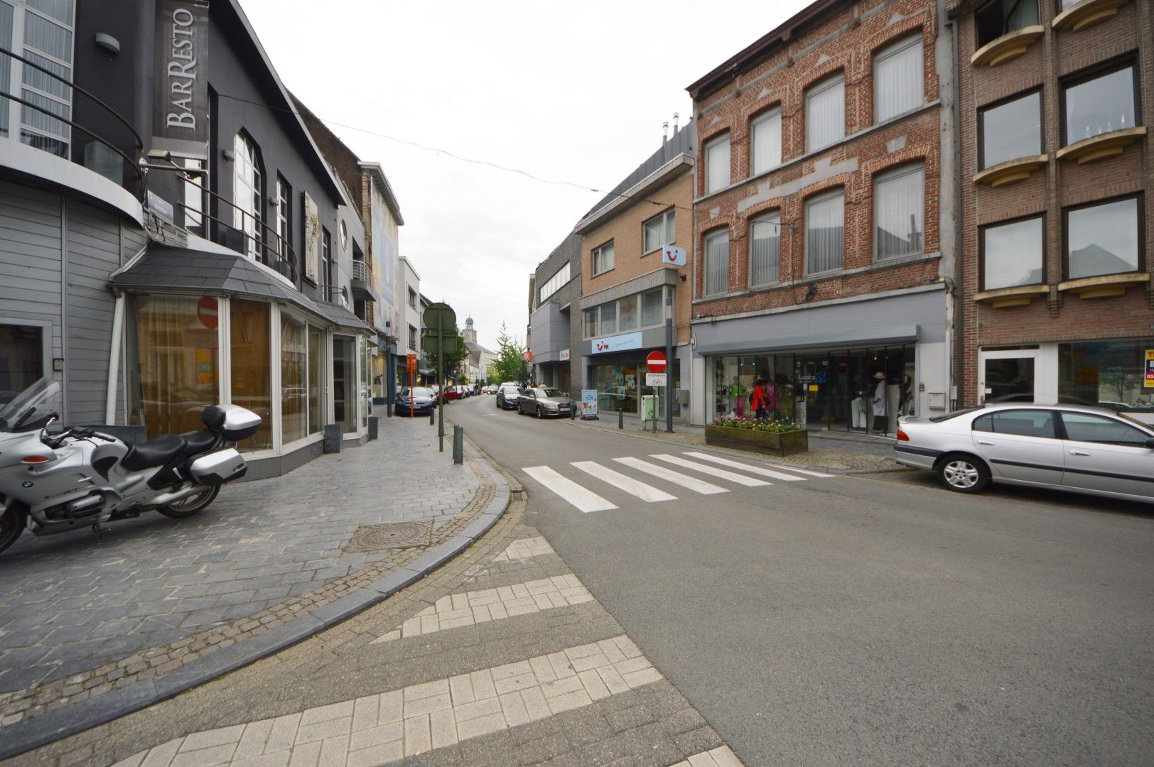 RUIM HANDELSGELIJKVLOERS CENTRUM MET PARKING VOOR DE DEUR foto 3