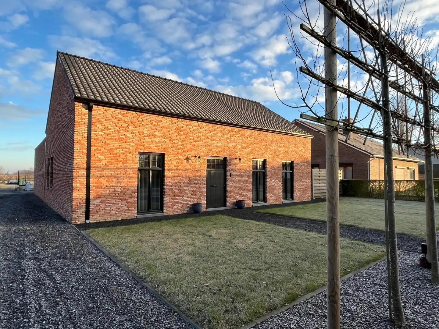 PRACHTIG GERENOVEERDE WONING MET 3 SLAAPKAMERS, 2 BADKAMERS, INPANDIGE GARAGE EN PAARDENSTALLINGEN MET ENERGIEZUINIG EPC TE WIJER (NIEUWERKERKEN)  foto {{pictureIndex}}