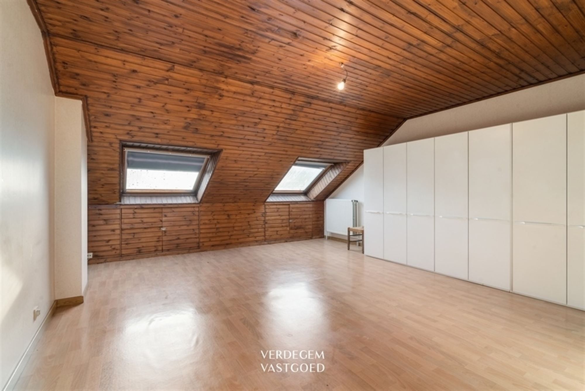 Handelspand met woonst tegenover ziekenhuiscampus Lokeren foto 11