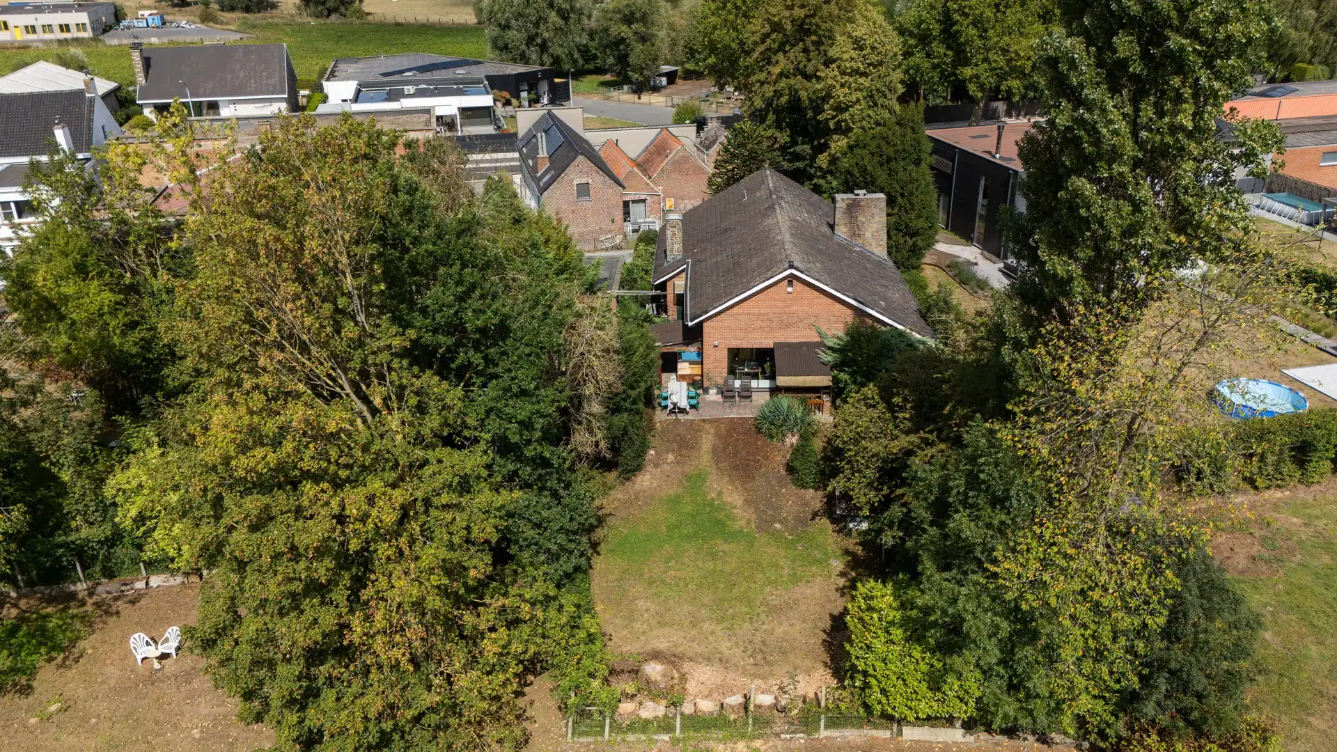 Charmante, op te knappen, statige villa met 3 slaapkamers en garage op een ruim perceel gelegen in het groen TE KOOP in Wielsbeke. foto 33