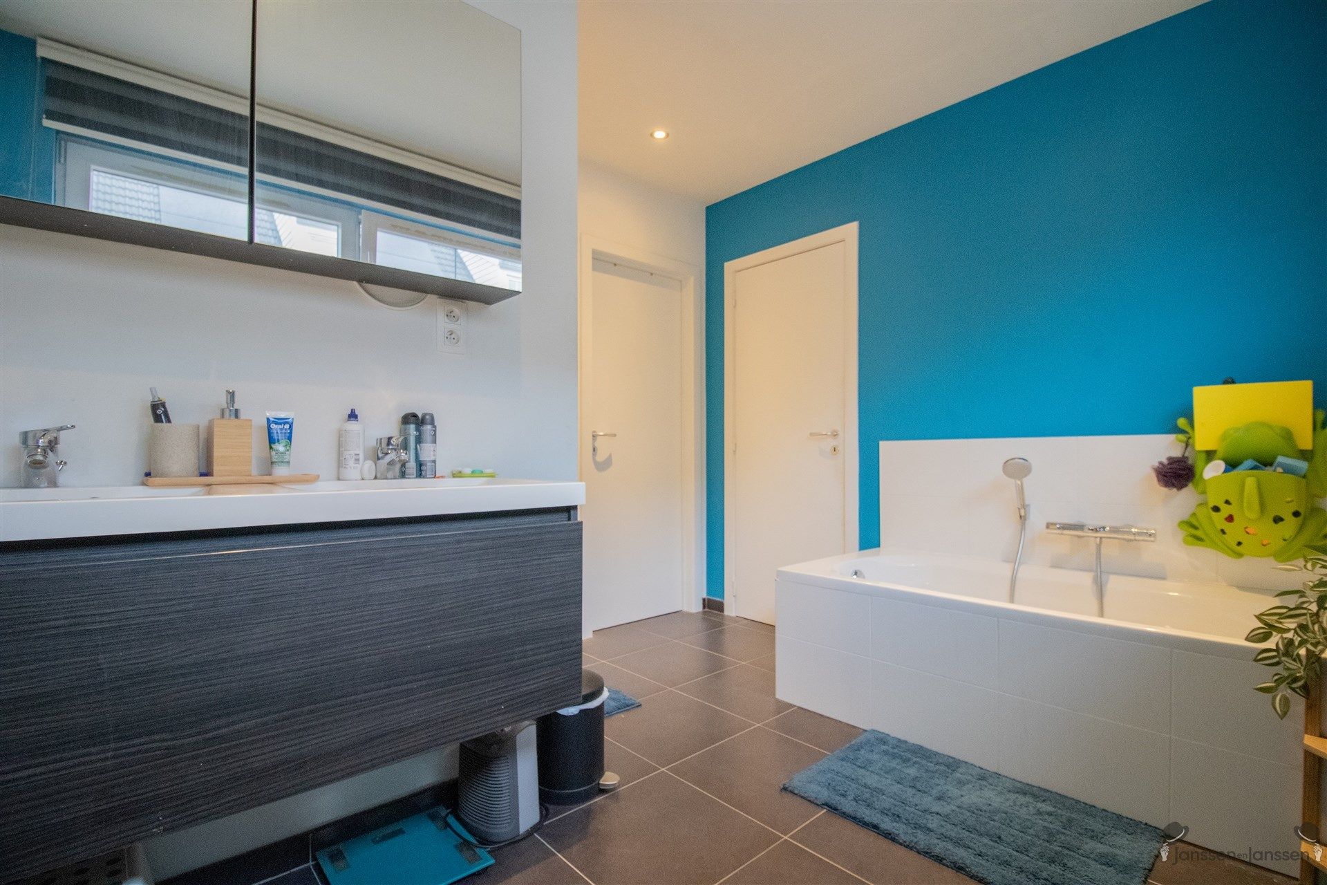 Rustig gelegen woning met 3 slaapkamers en inpandige garage op 223 m² foto 9