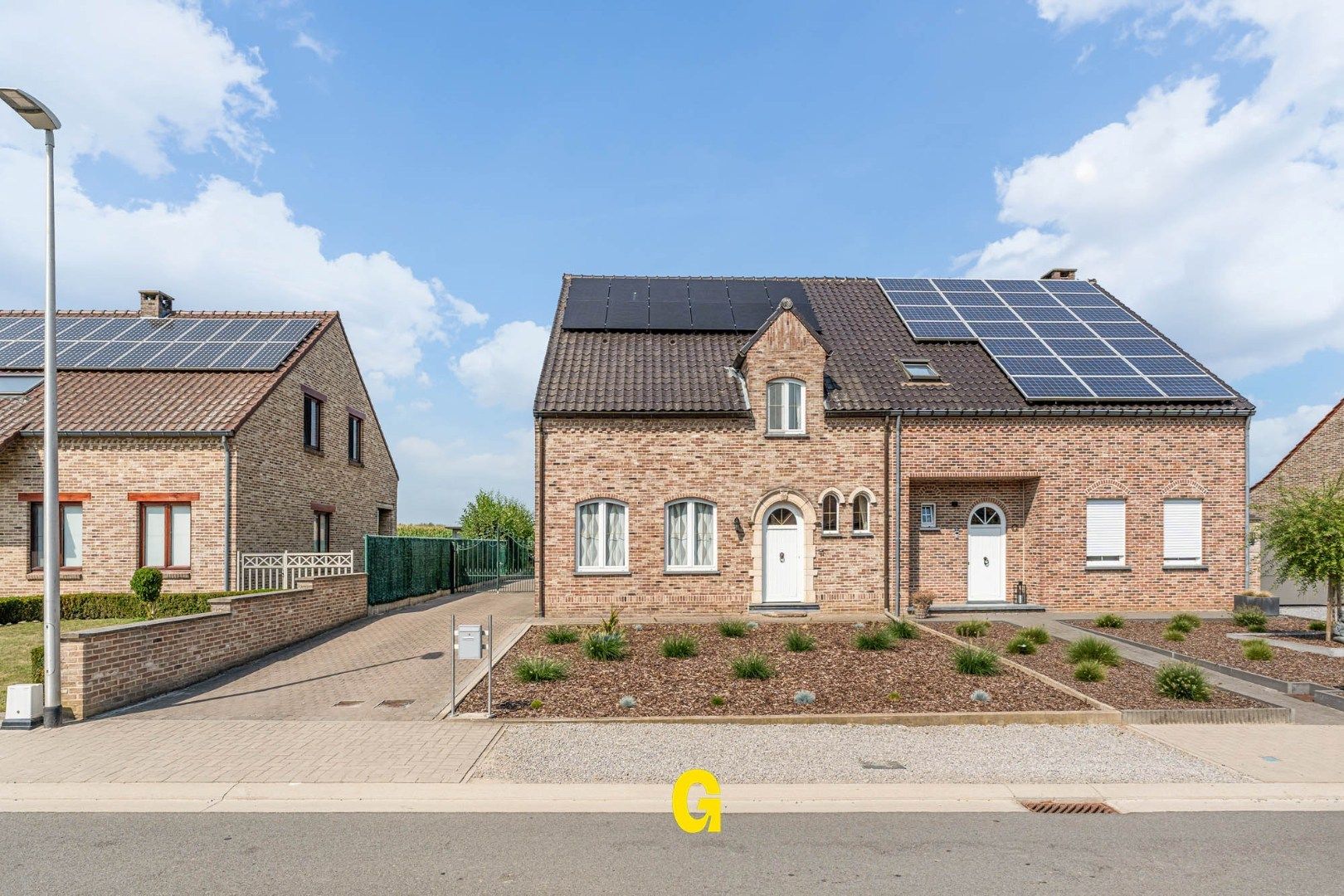 Verzorgde half-vrijstaande woning van degelijke kwaliteit, in een doodlopende kindvriendelijke straat in het mooie Romershoven foto {{pictureIndex}}