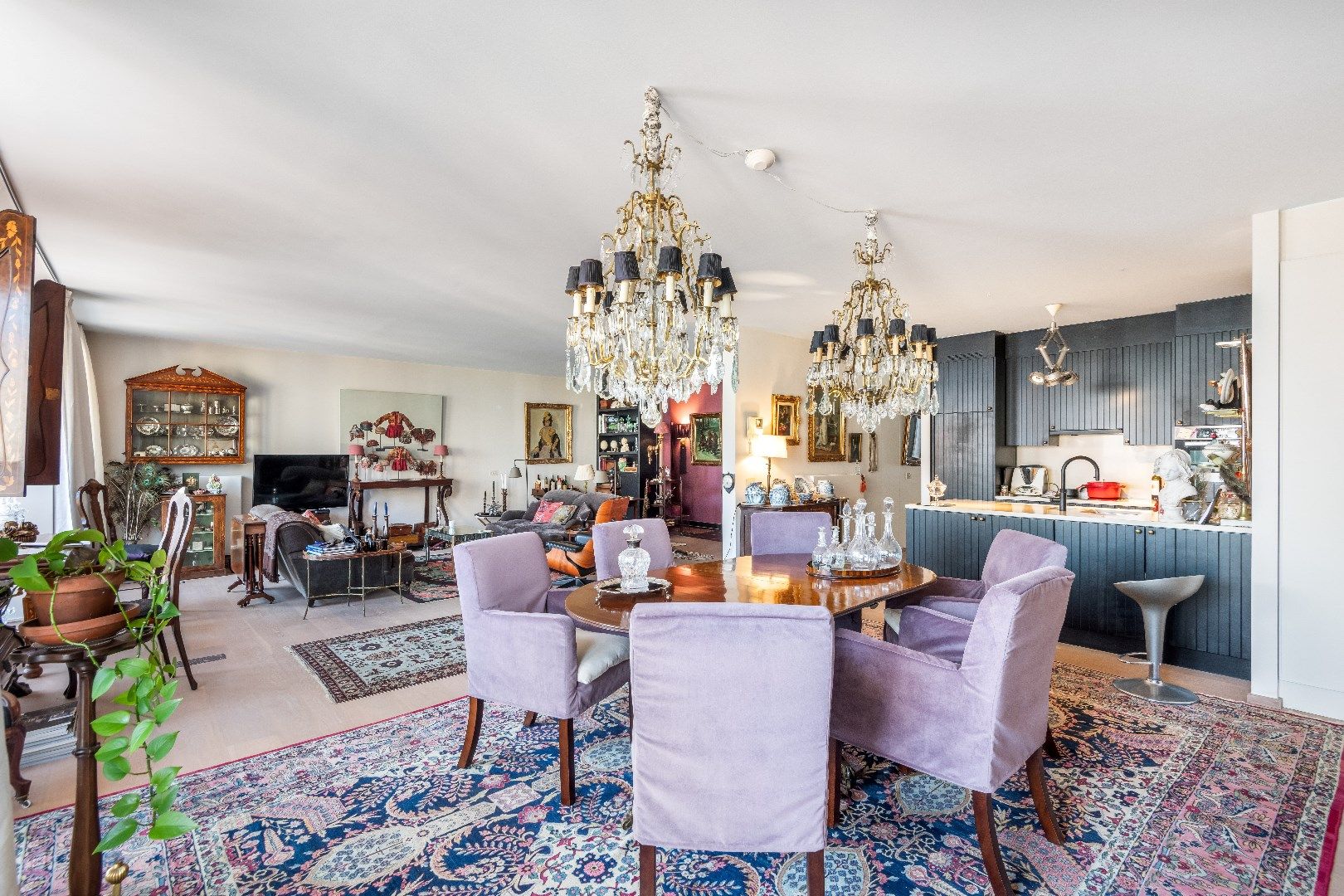 Ruim appartement (ca. 180m²) met een gevelbreedte van meer dan 13 meter, rustig gelegen, in het centrum tegenover de H. Hartkerk. foto 5