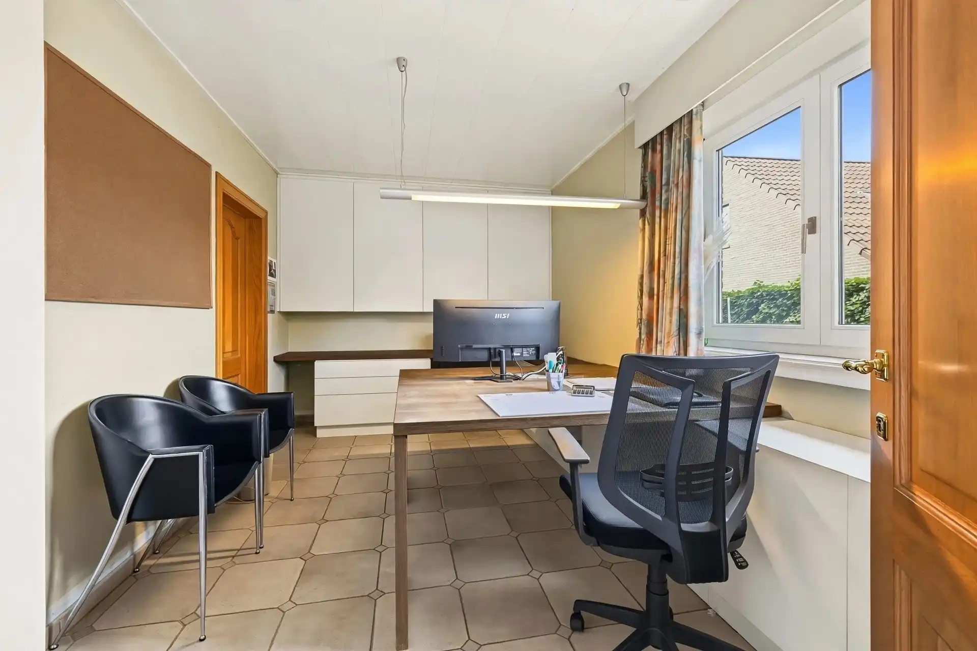 Ruime gezinswoning in klassiek landelijke stijl met aanpalende werkplaats van ca. 435m² foto 12