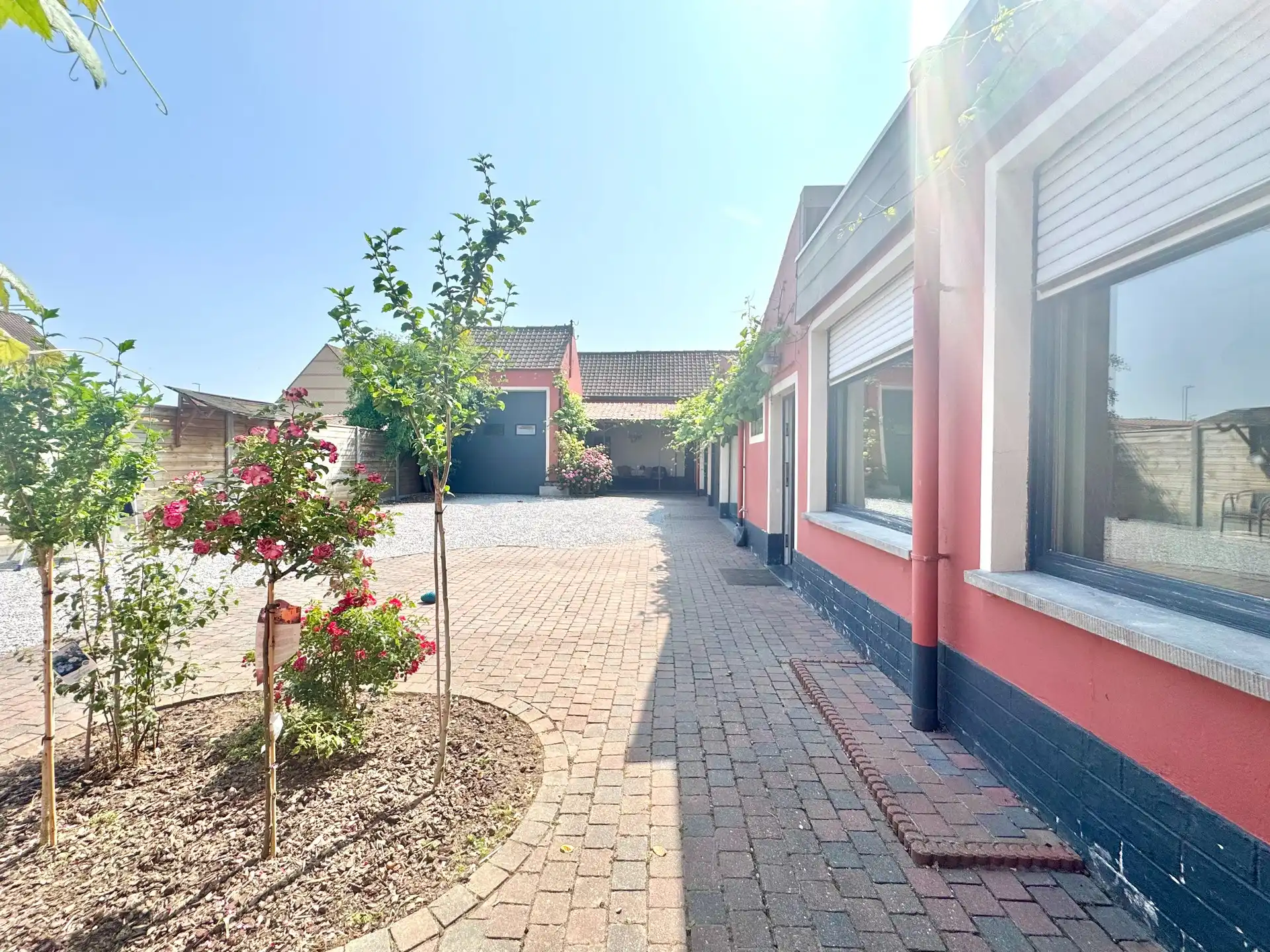 HALFOPEN WONING MET MAGAZIJN OP 562 M² foto 2