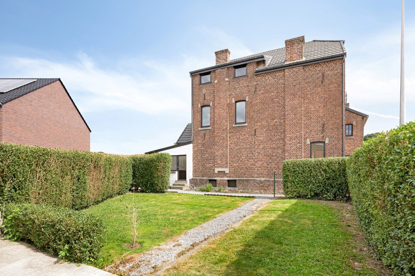 Woning met veel woonoppervlakte, zolder, garage en tuin te Tongeren-Lauw foto 3
