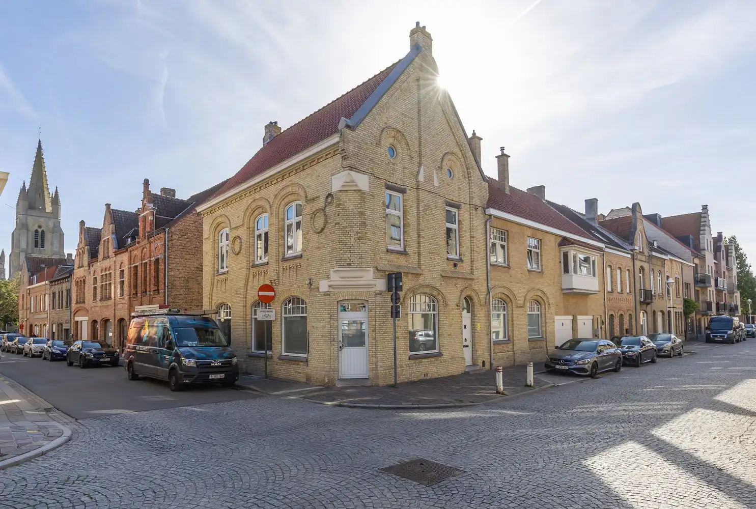 MAGISTRAAL HERENHUIS IN HET CENTRUM VAN NIEUWPOORT-STAD – OFFICIËLE 4-STERREN VAKANTIEWONING MET APPARTEMENT, INKOMSTEN EN 2 GARAGES foto {{pictureIndex}}