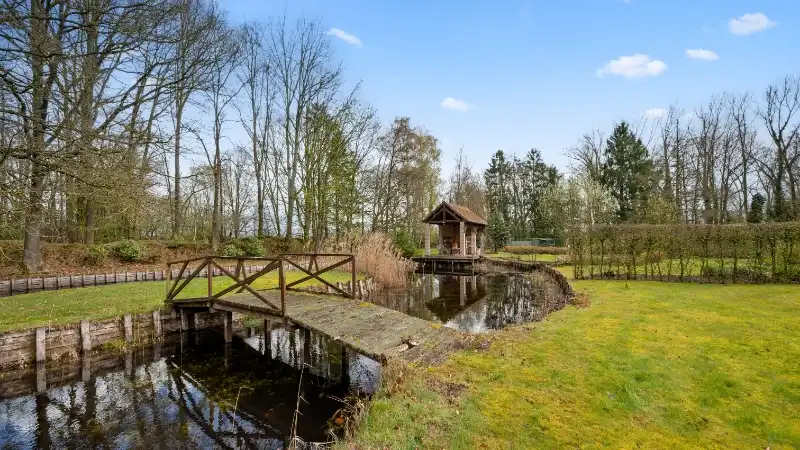 Ruime villa van 336m² op 1 hectare 45 are met vijver foto 35