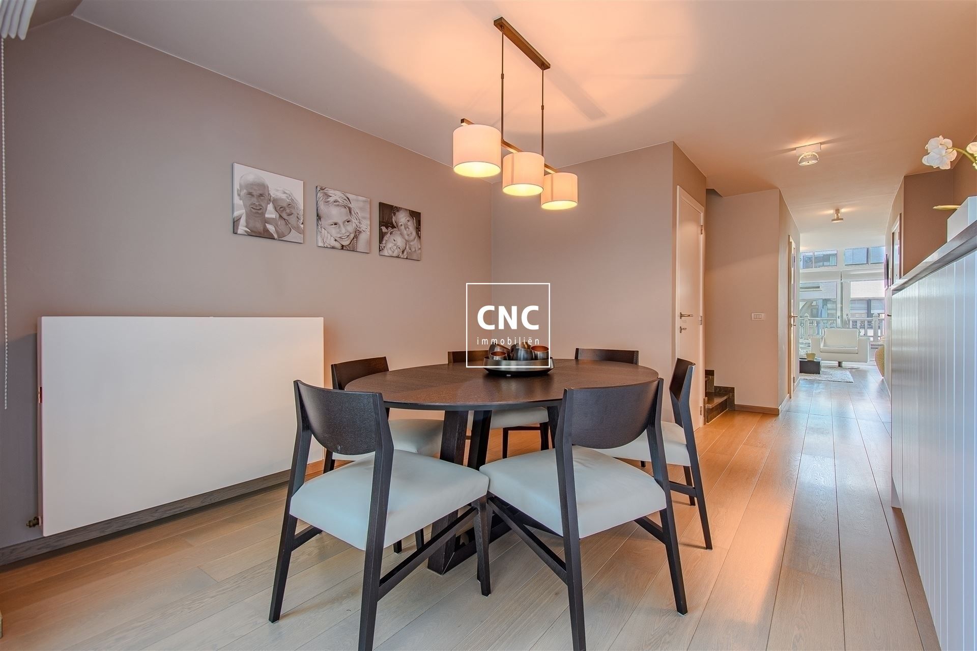 Prachtig afgewerkt en lichtrijk duplex-appartement in het hart van Knokke, gelegen aan de zonnekant van de Zoutelaan, vlakbij de Lippenslaan. foto 7