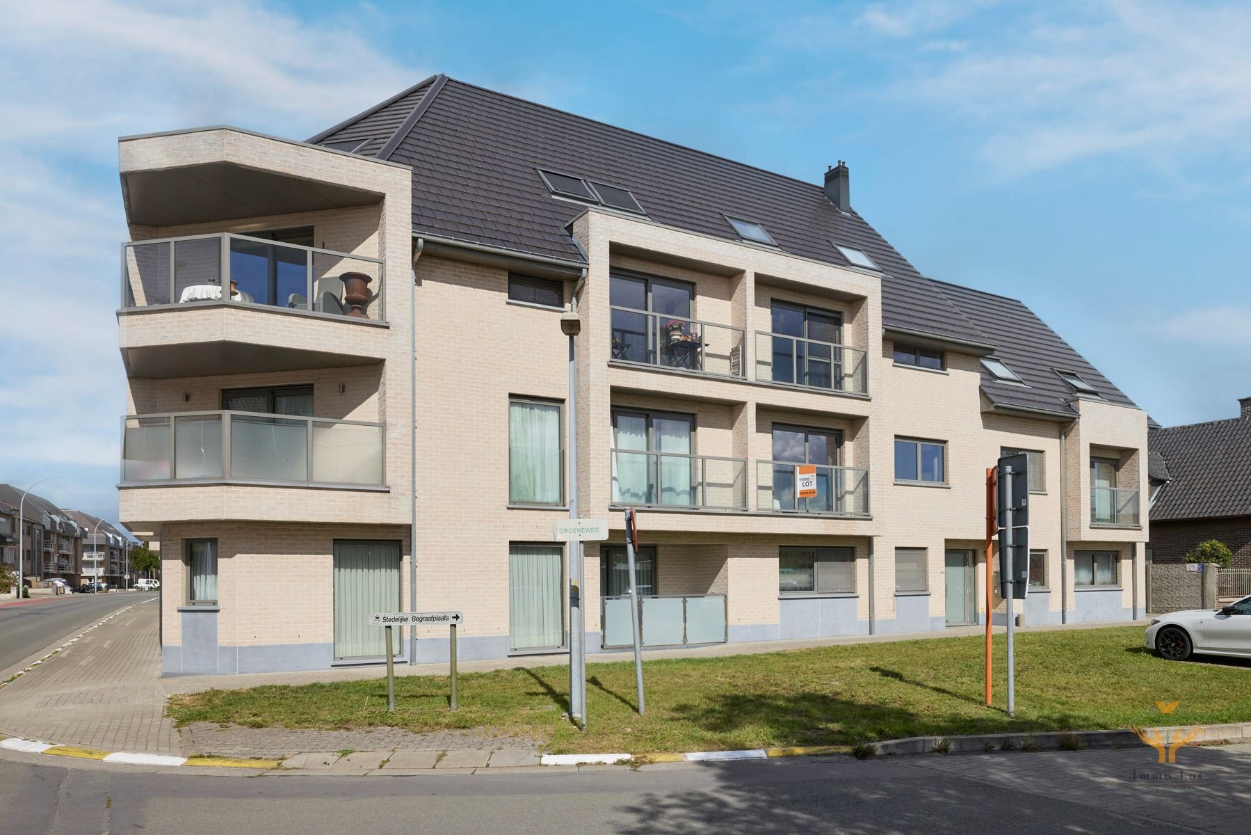 Klassevol 2 slaapkamerappartement met garage foto {{pictureIndex}}
