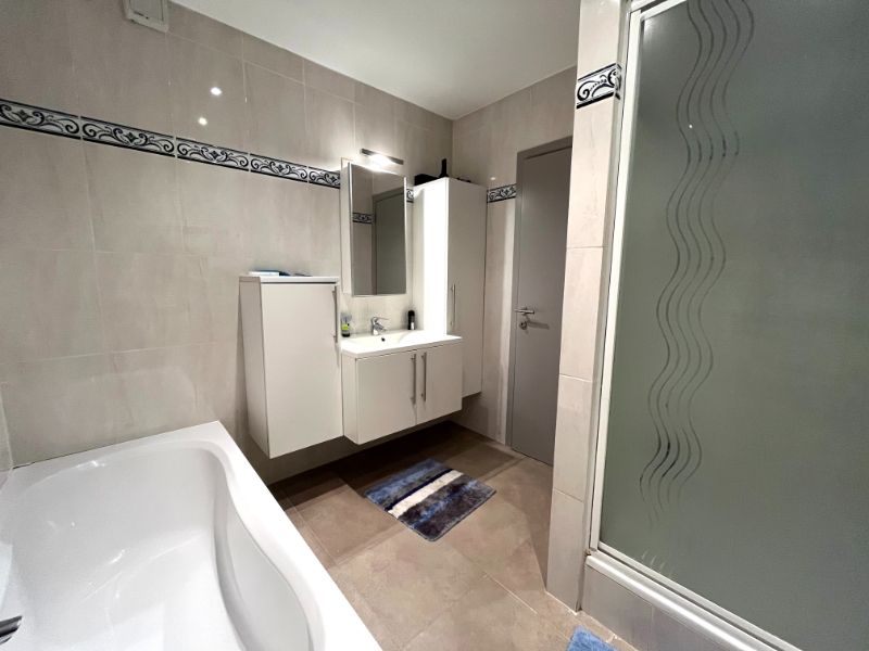 CENTRAAL GELEGEN GELIJKVLOERSAPPARTEMENT MET TWEE SLAAPKAMERS EN GARAGE TE HUUR foto 5