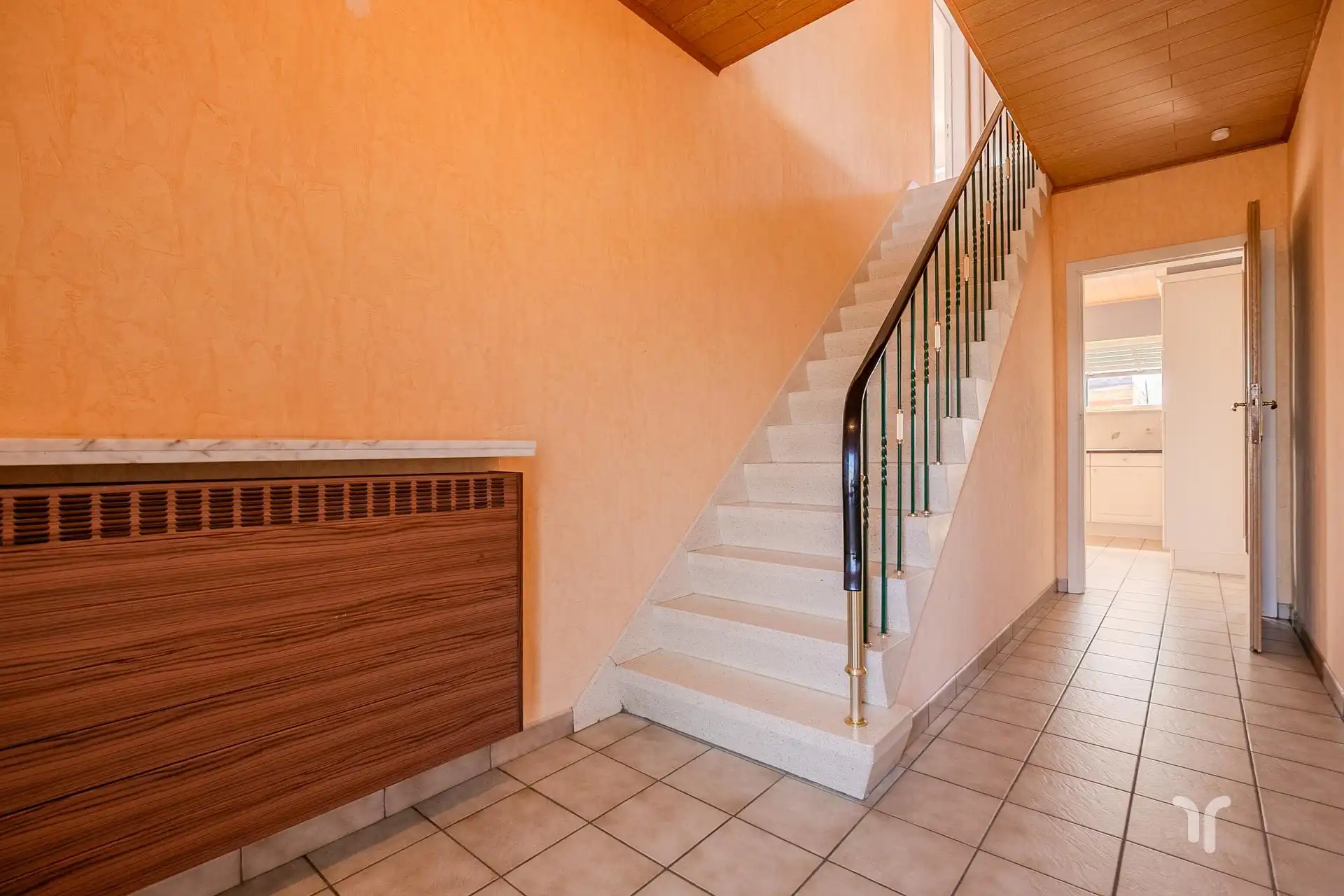 Verzorgde, karaktervolle open bebouwing met 4 slaapkamers met prachtig open zicht. foto 2