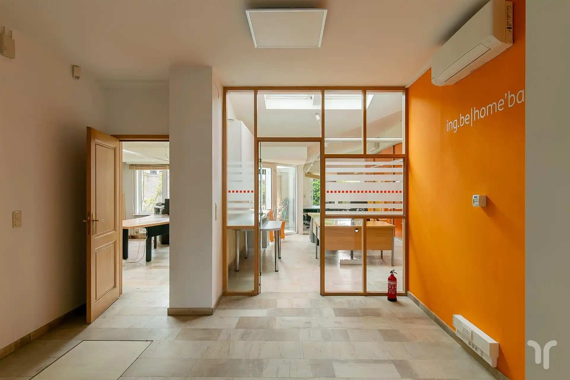 Commercieel gelegen kantoorgebouw met parking, uitweg en appartement met 3 slaapkamers. foto 2