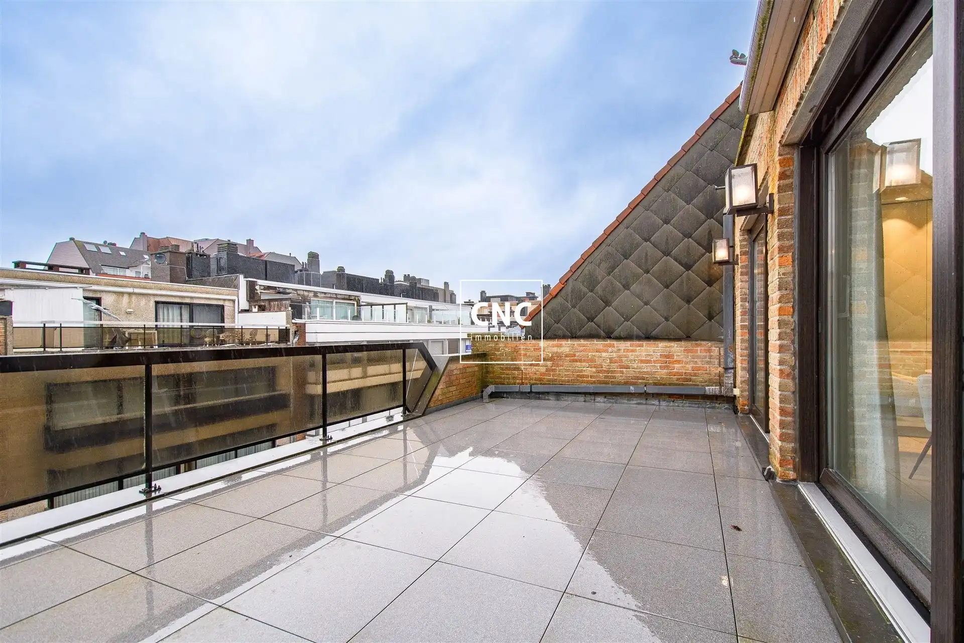 Gerenoveerde penthouse met grote terrassen nabij de zeedijk foto 8