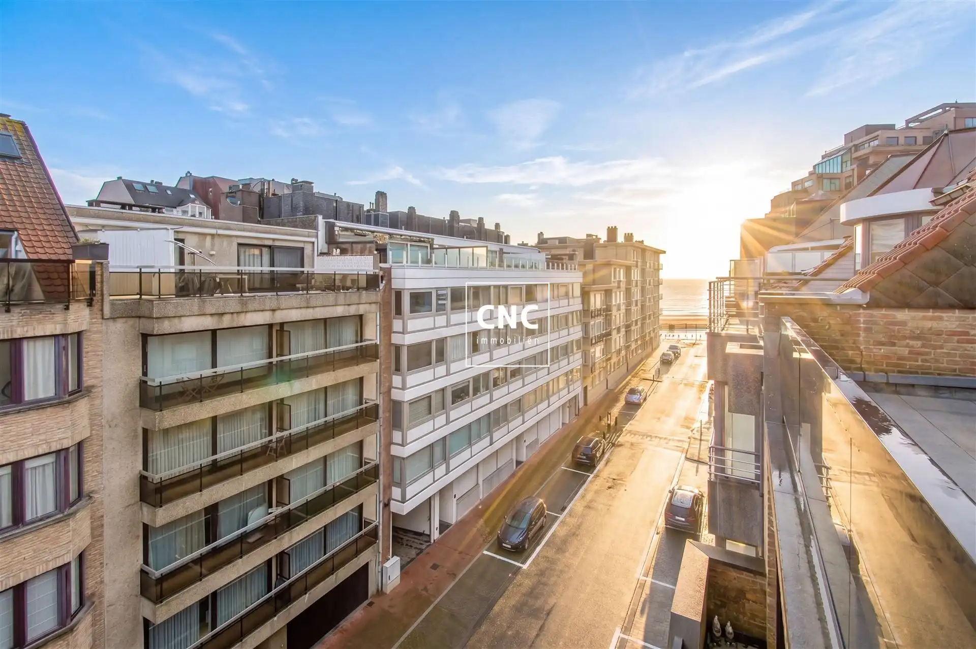 Gerenoveerde penthouse met grote terrassen nabij de zeedijk foto 8