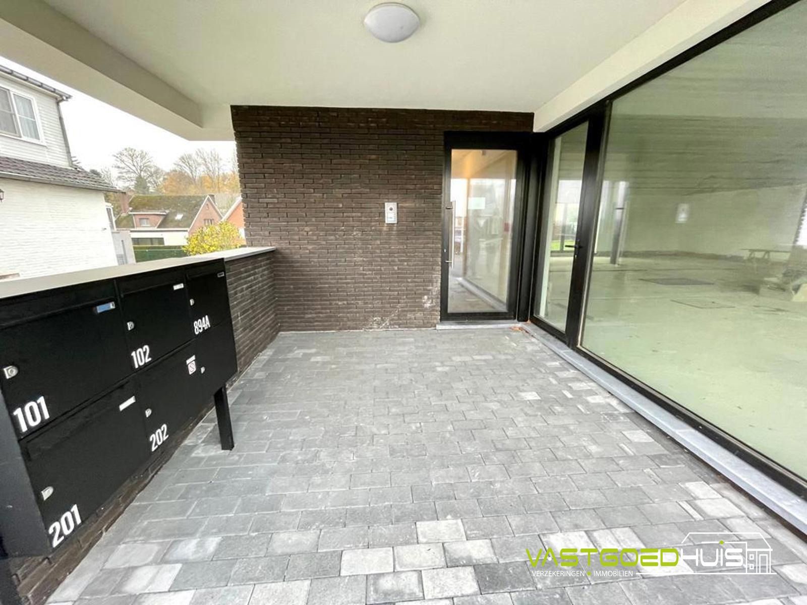 Appartement met 2 slaapkamers, terras en autostaanplaats! foto 2