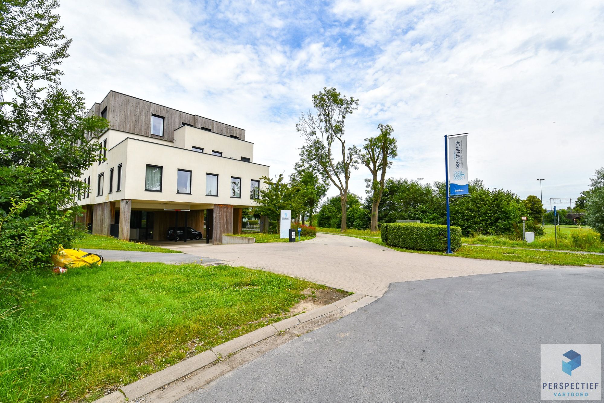 SERVICE FLAT - BRUGGE - inclusief woon- en dienstcomponent - MODERN EN RUSTIG GELEGEN SERVICE FLAT met staanplaats in de groene omgeving van Brugge foto {{pictureIndex}}
