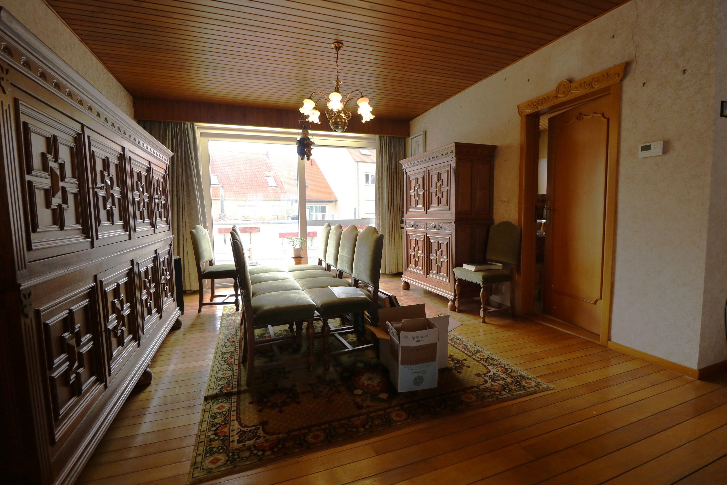  Zeer ruime woning met 5 slaapkamers, garages (8 wagens) en werkplaats. foto 3