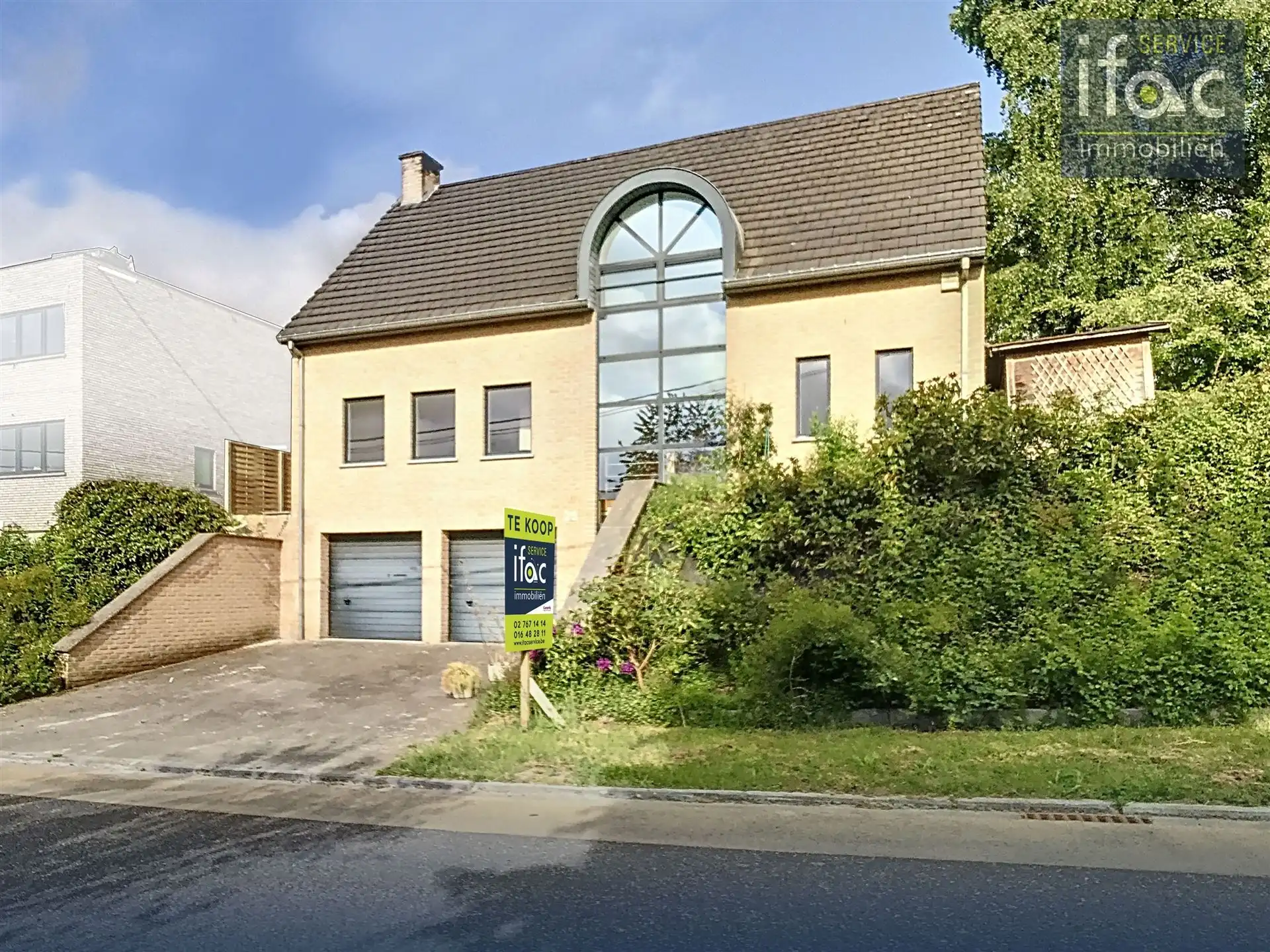 Villa met 4 slaapkamers, 2 badkamers, tuin en garages foto 2