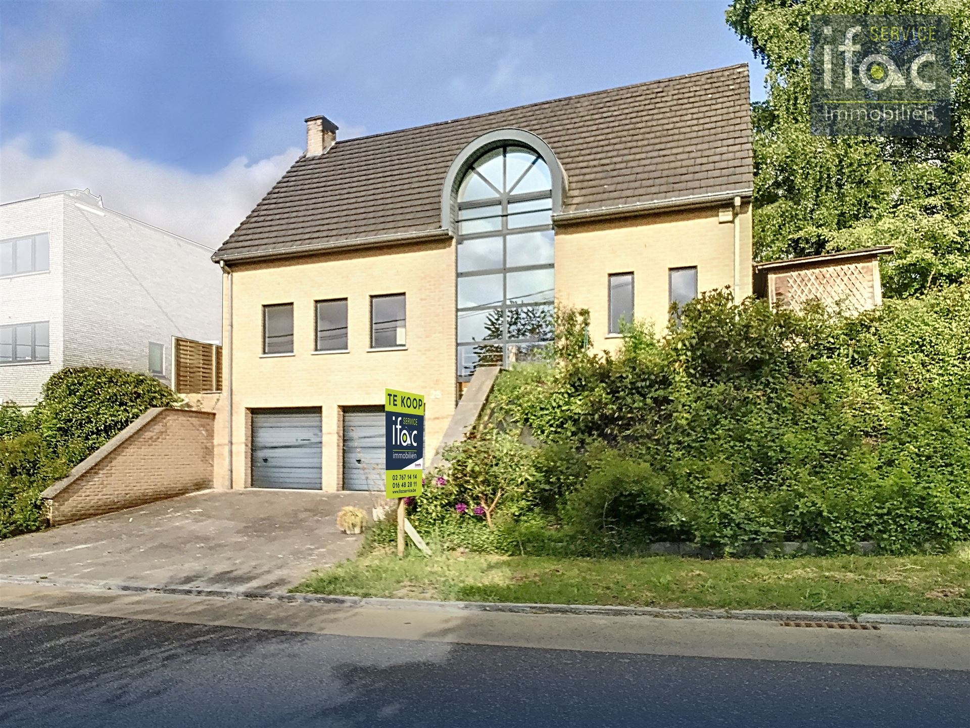 Villa met 4 slaapkamers, 2 badkamers, tuin en garages foto 2