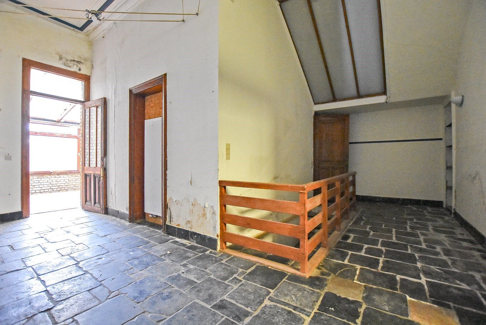 Zeer ruime te renoveren woning centrum Veurne! foto 8