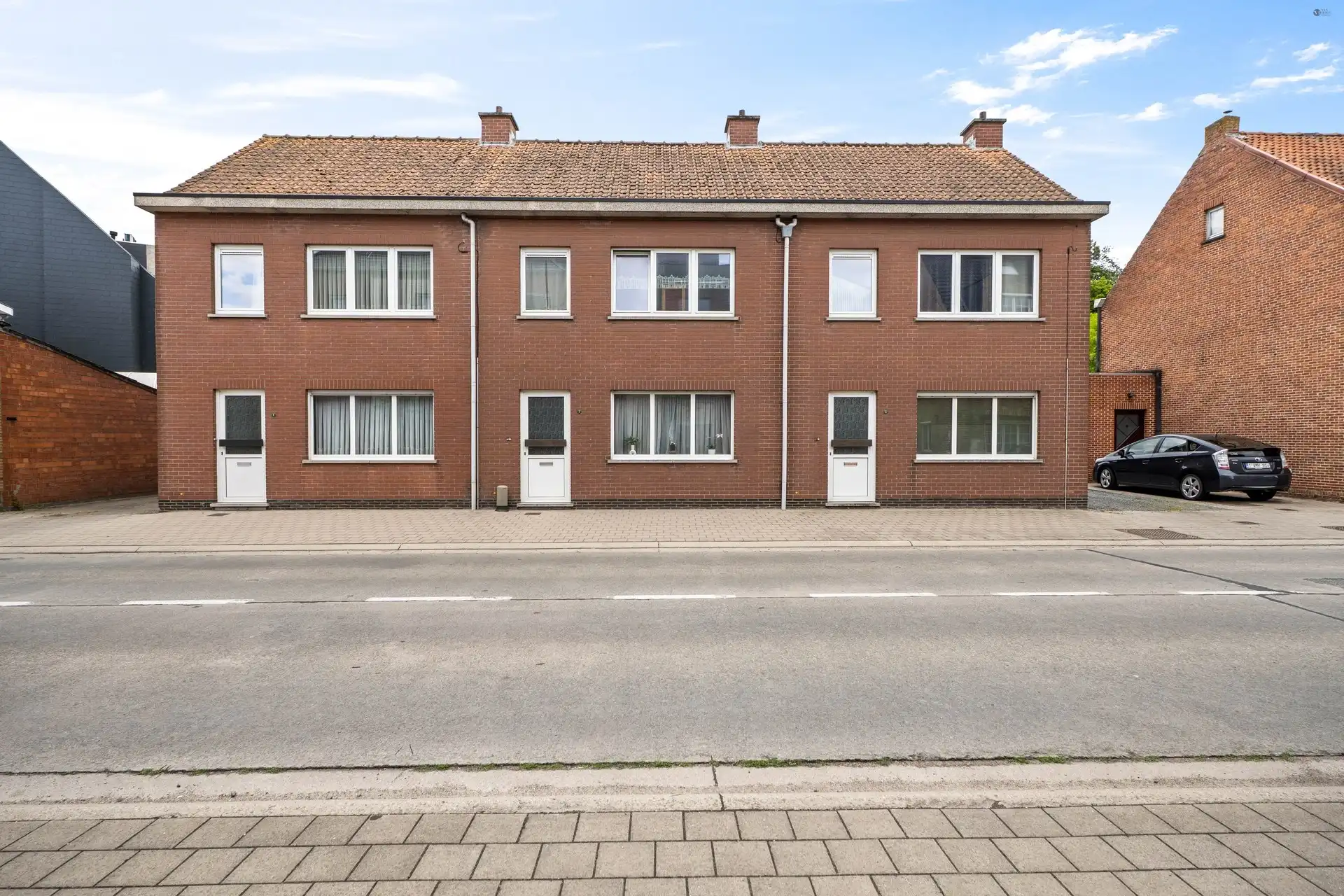 Opbrengsteigendom bestaande uit 3 kwalitatieve woningen met 3 garageboxen foto 2