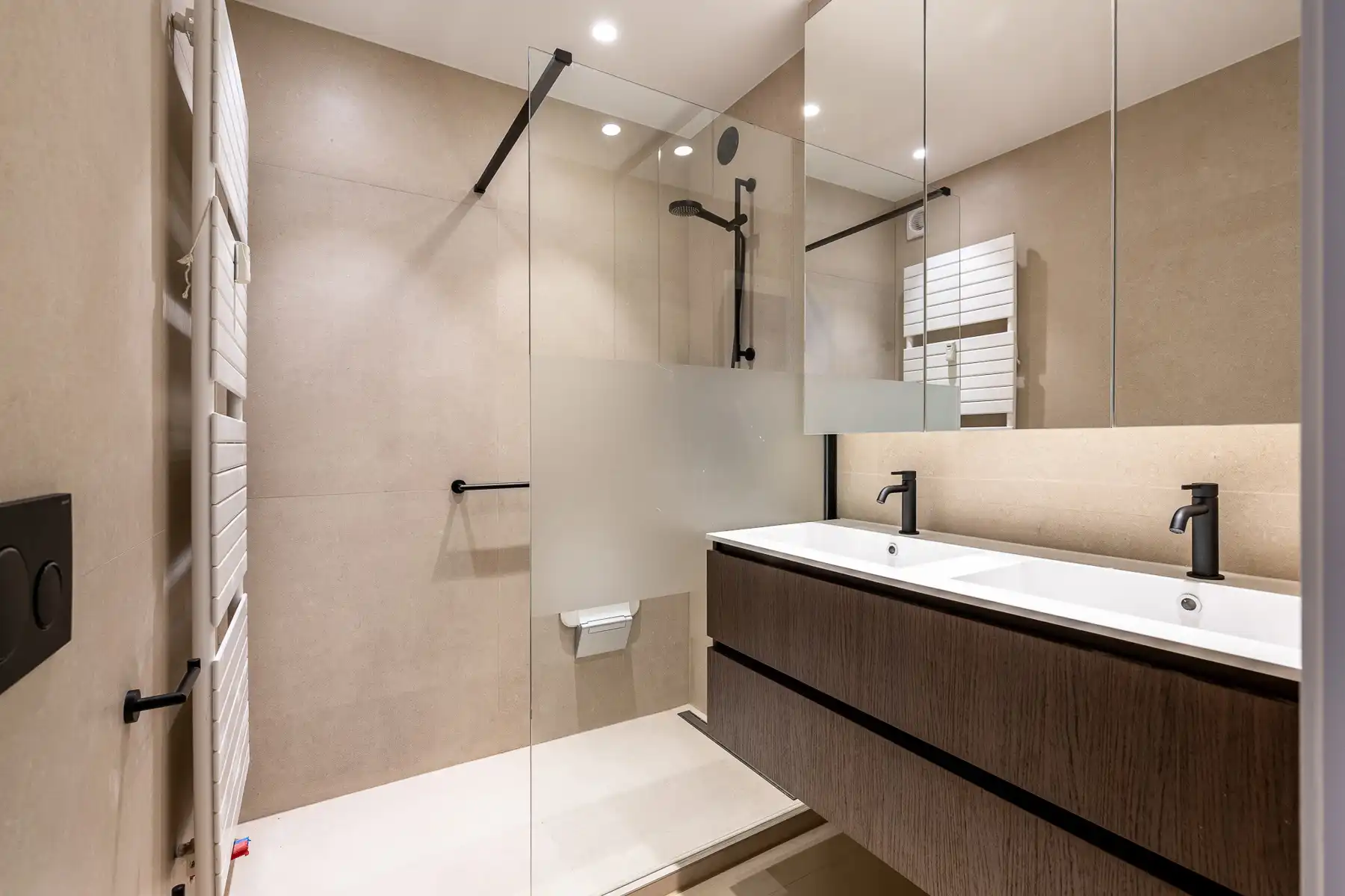 Gerenoveerd appartement met zijdelings zeezicht foto 16