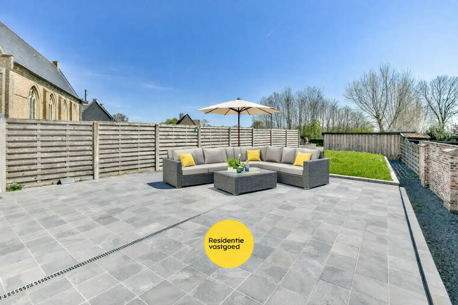 Gezellige halfopen woning met tuin en parking foto 17