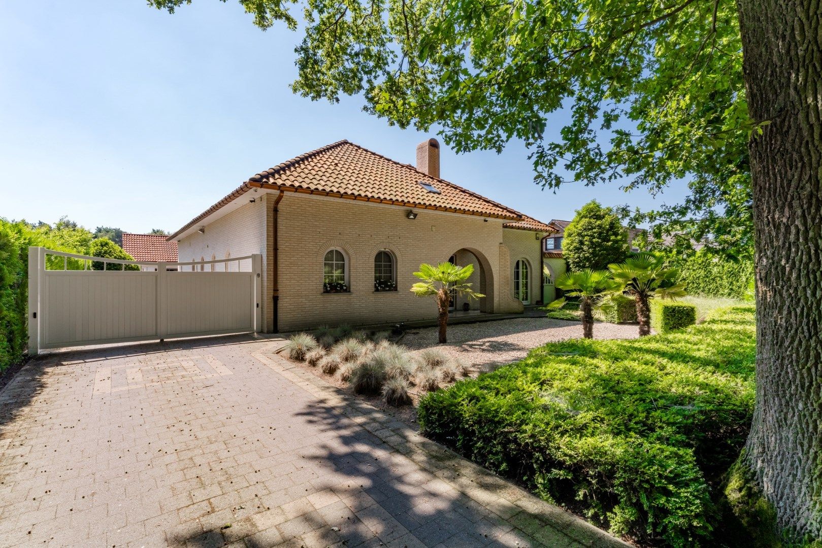Prachtige villa te koop op rustige locatie! foto {{pictureIndex}}