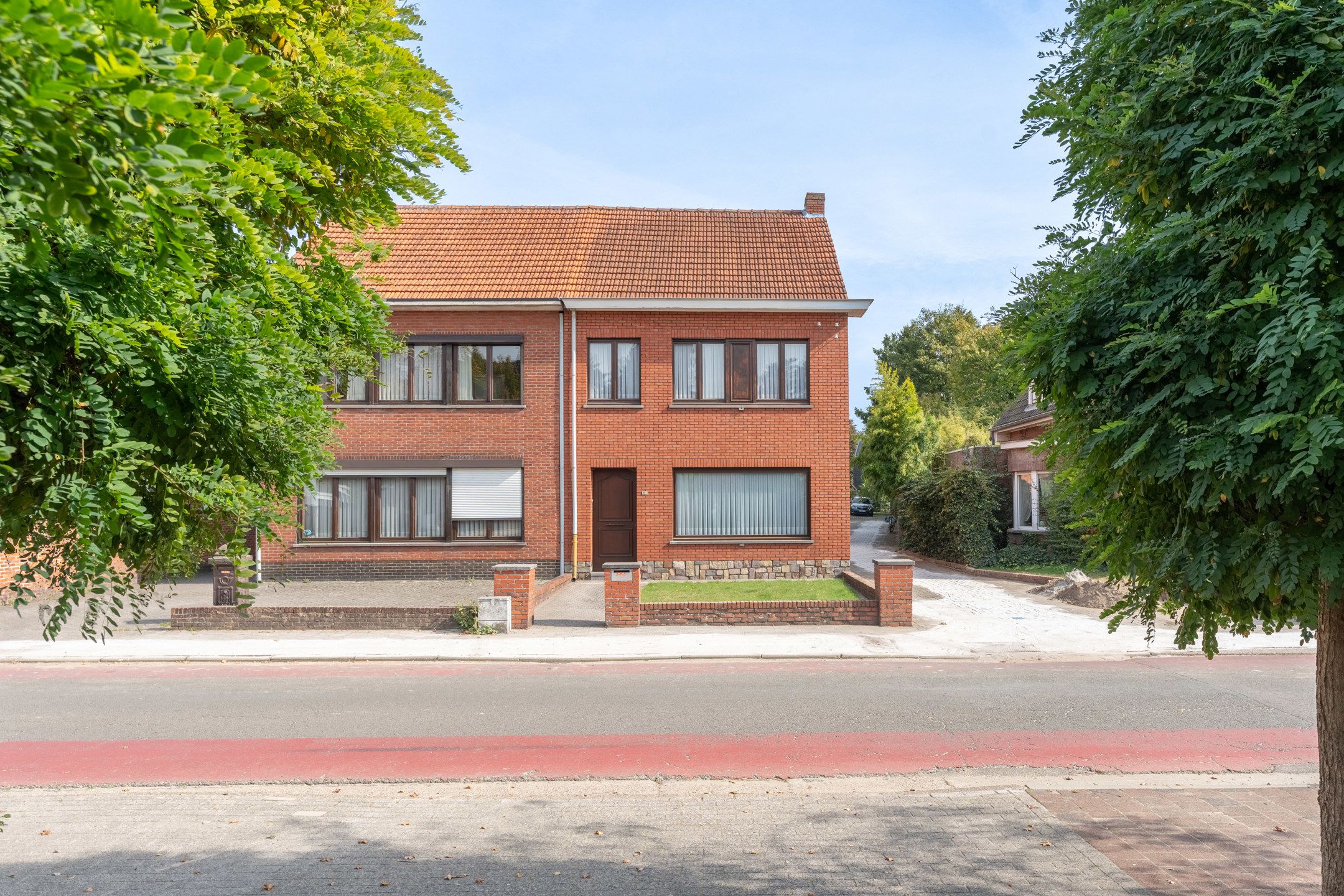 Hoofdfoto van de publicatie: Te renoveren 4slpk woning met magazijn/garage te Vosselaar.
