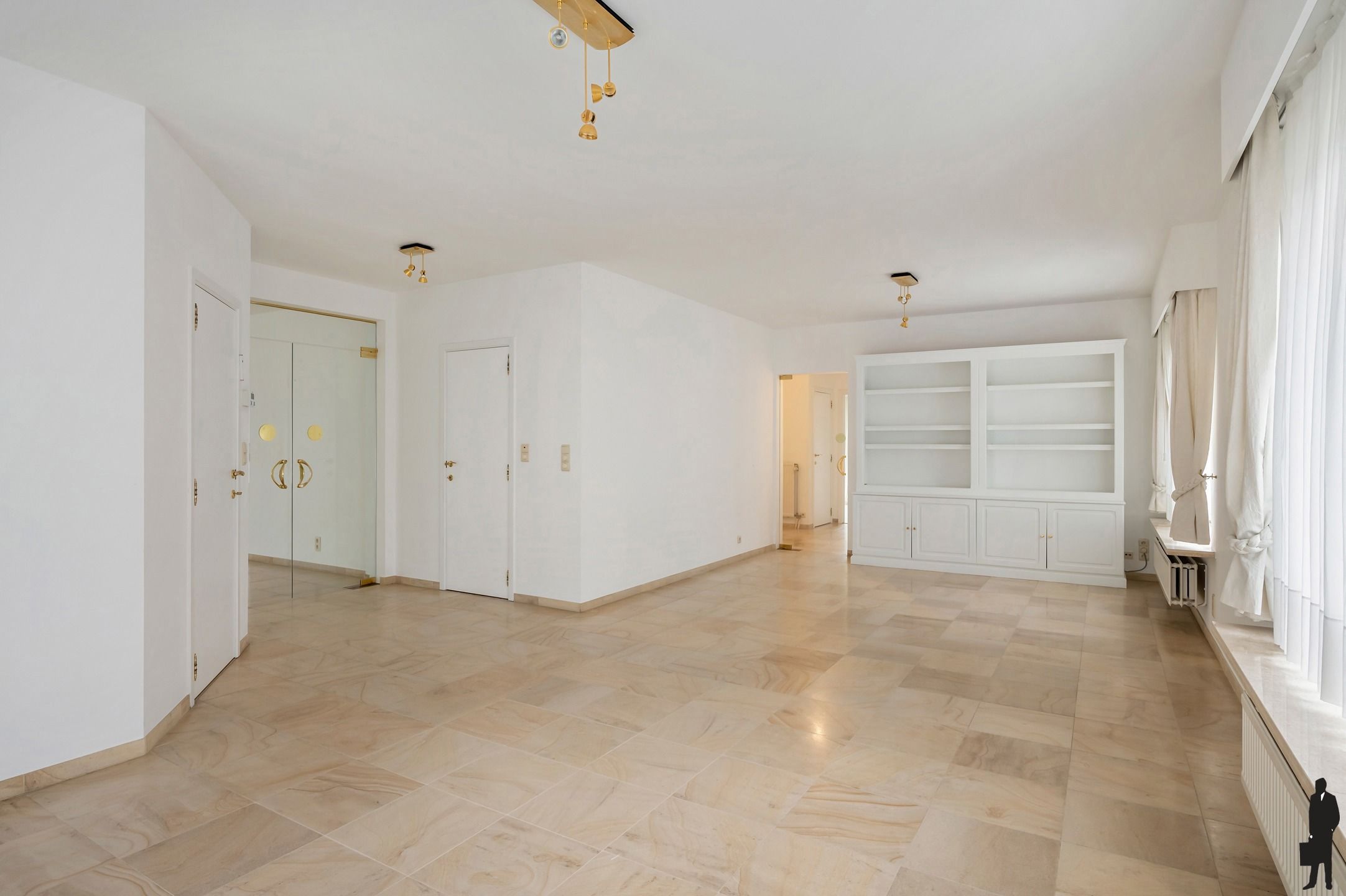 Ruim villa-appartement met 4 slaapkamers & garage foto 5