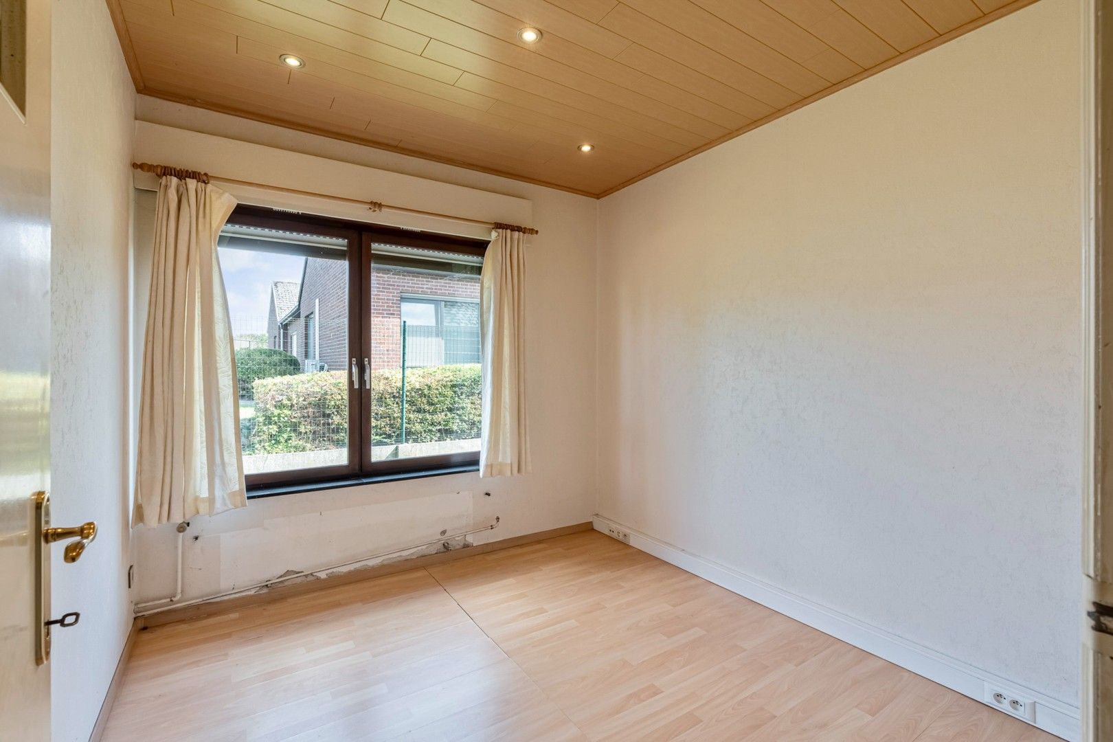 Gelijkvloerse woning met 3 slaapkamers, garage en tuin in rustige, doodlopende straat foto 12