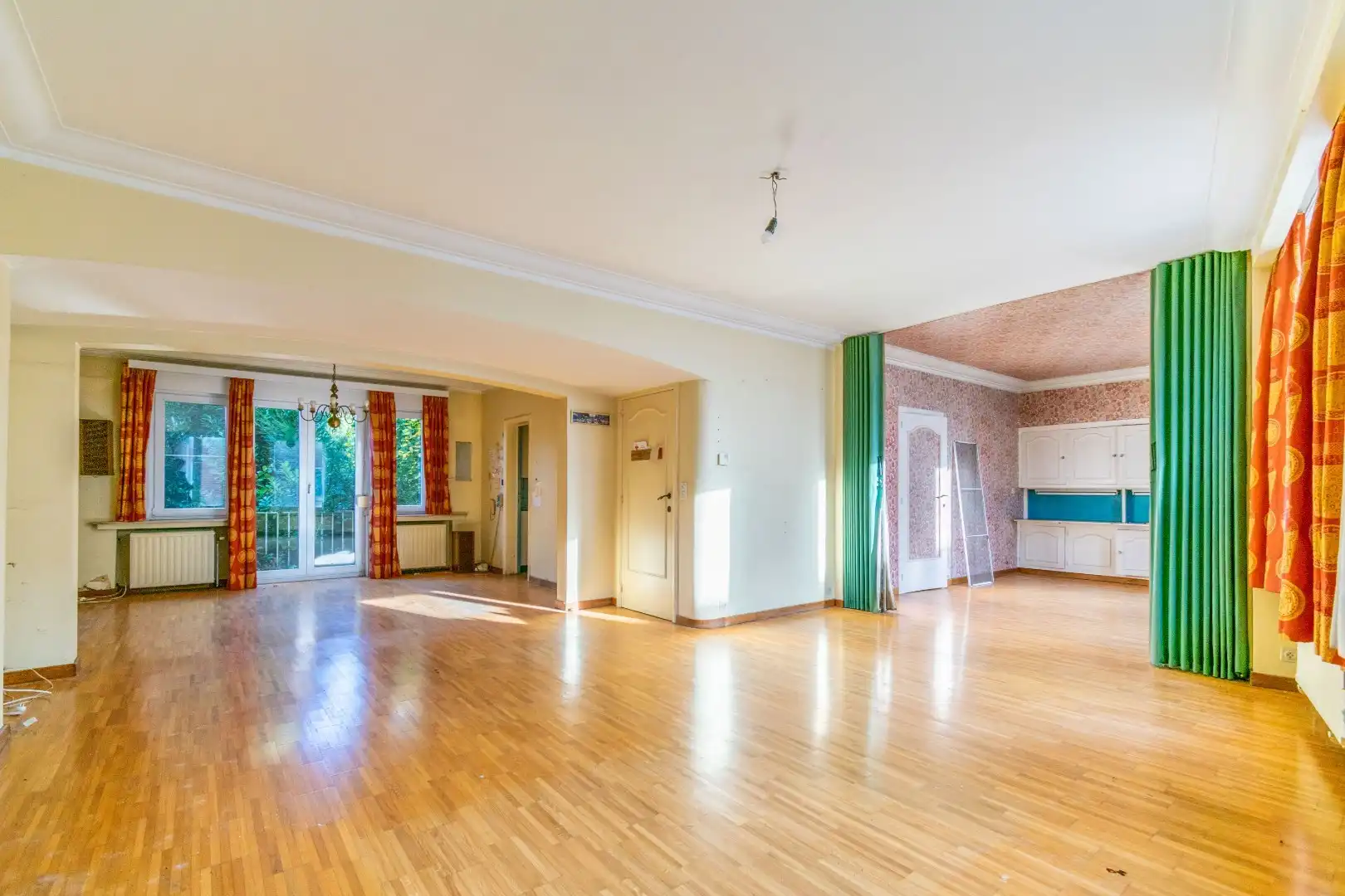 Een te vernieuwen, grote (305m²) “dokterswoning”  foto 3