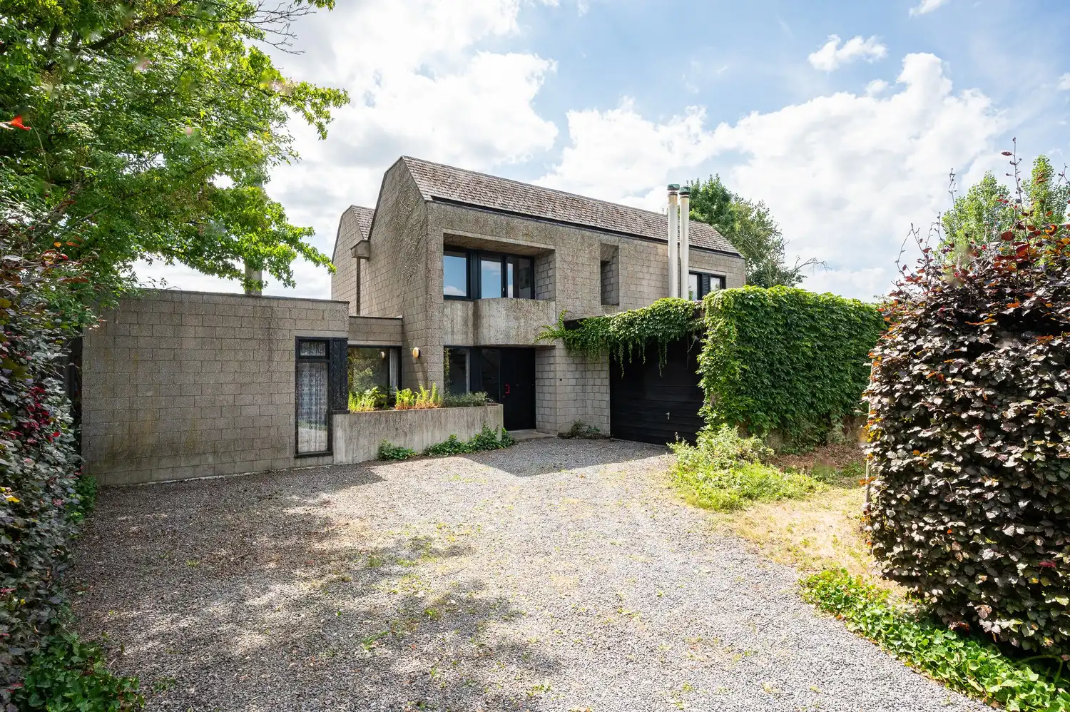 Hoofdfoto van de publicatie: Modernistische villa met praktijkruimte en zuidwestgerichte tuin op riant perceel in Lembeke