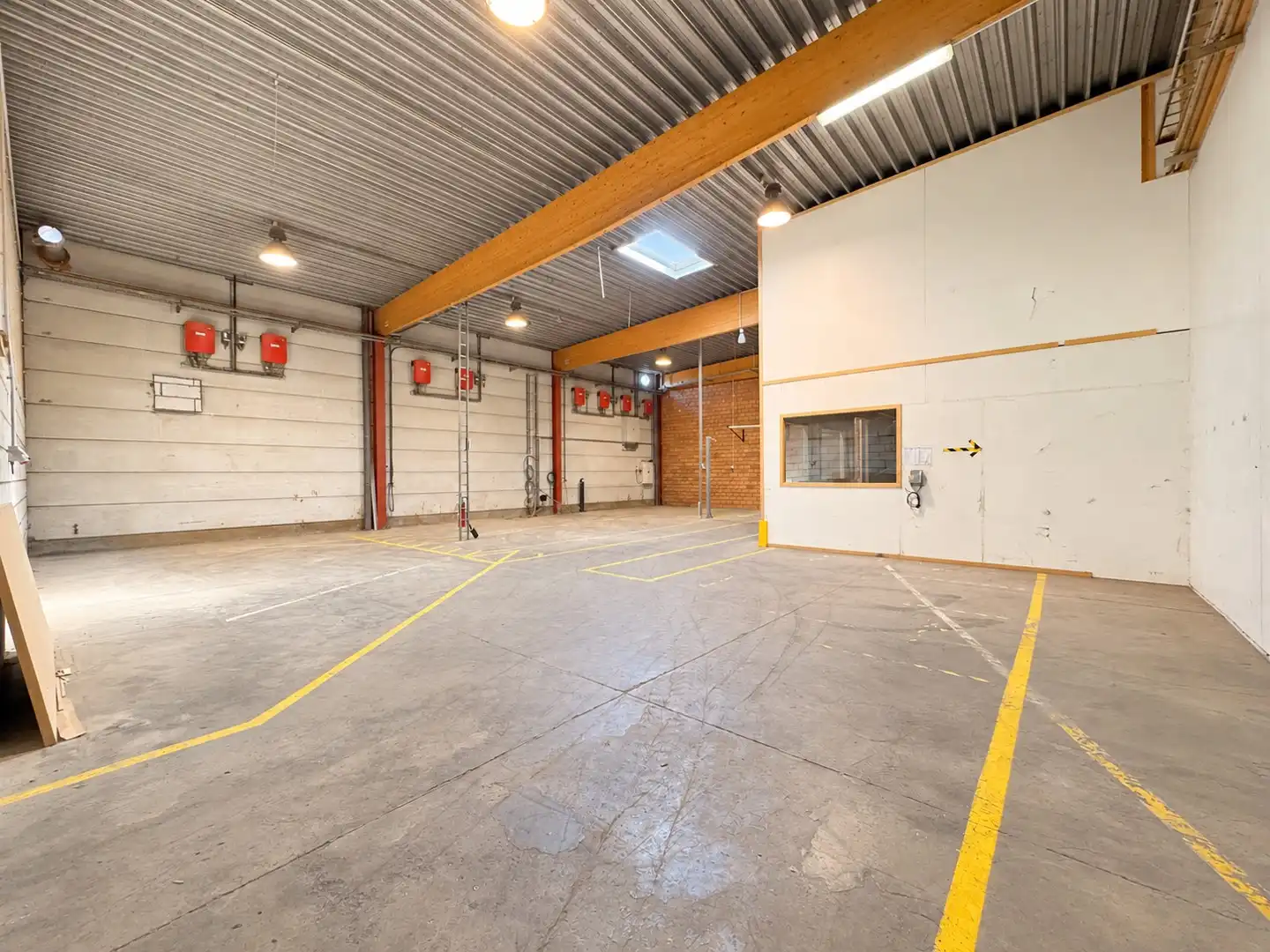 Bedrijfsgebouw +/- 3.021 m² met magazijn en kantoren in Marke foto 7