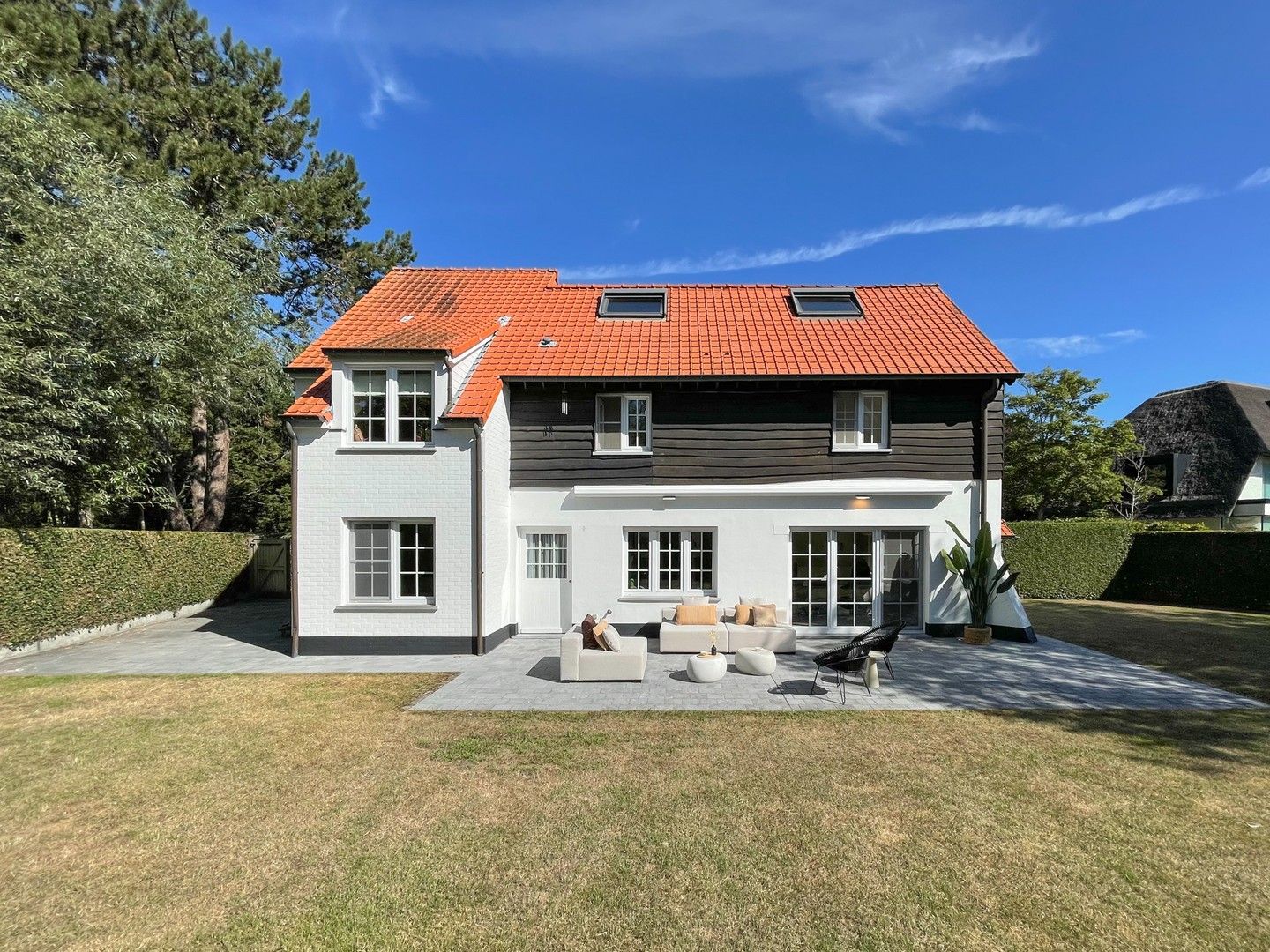 Schitterende villa rustig gelegen op een top ligging, in een paadje in het Zoute foto {{pictureIndex}}