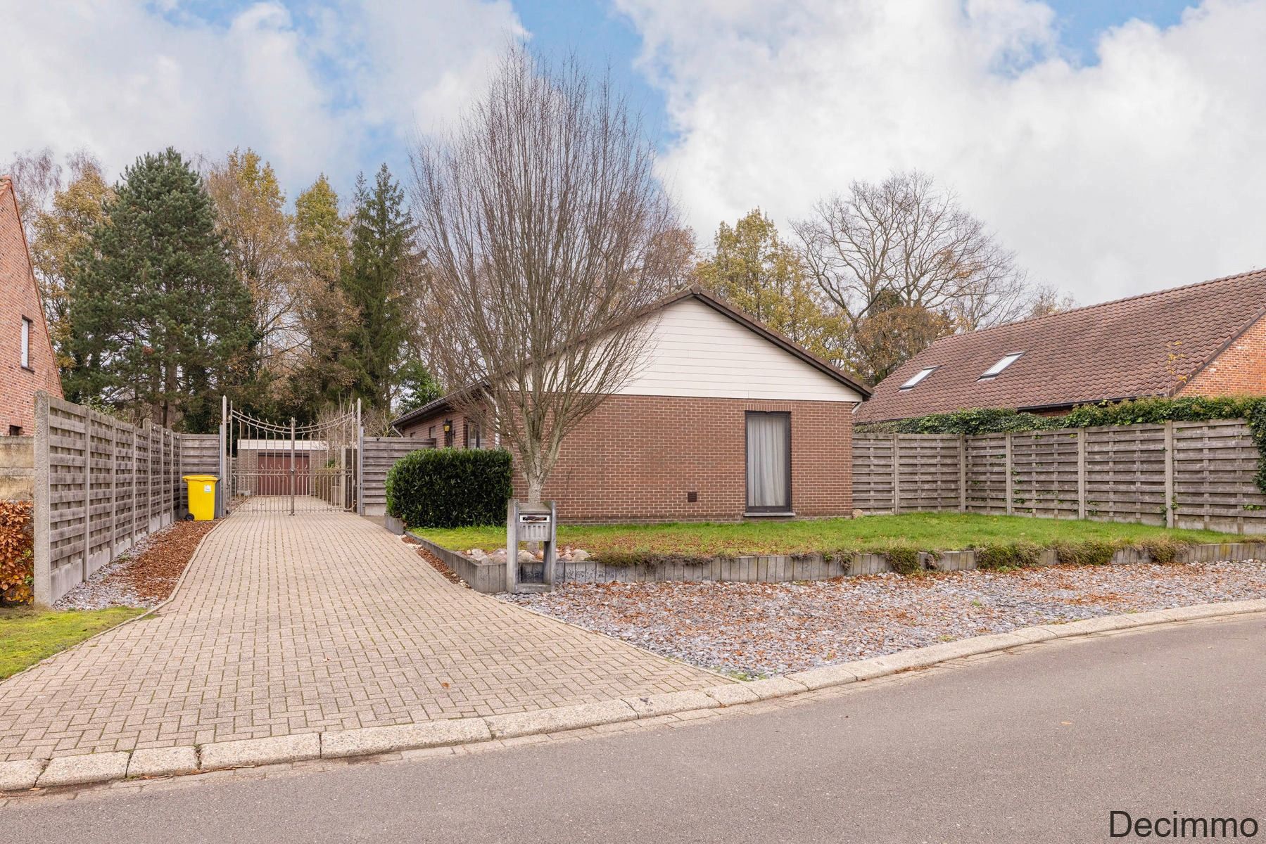 Hoofdfoto van de publicatie: Rustig gelegen gelijkvloers landhuis op ca. 801 m² grond