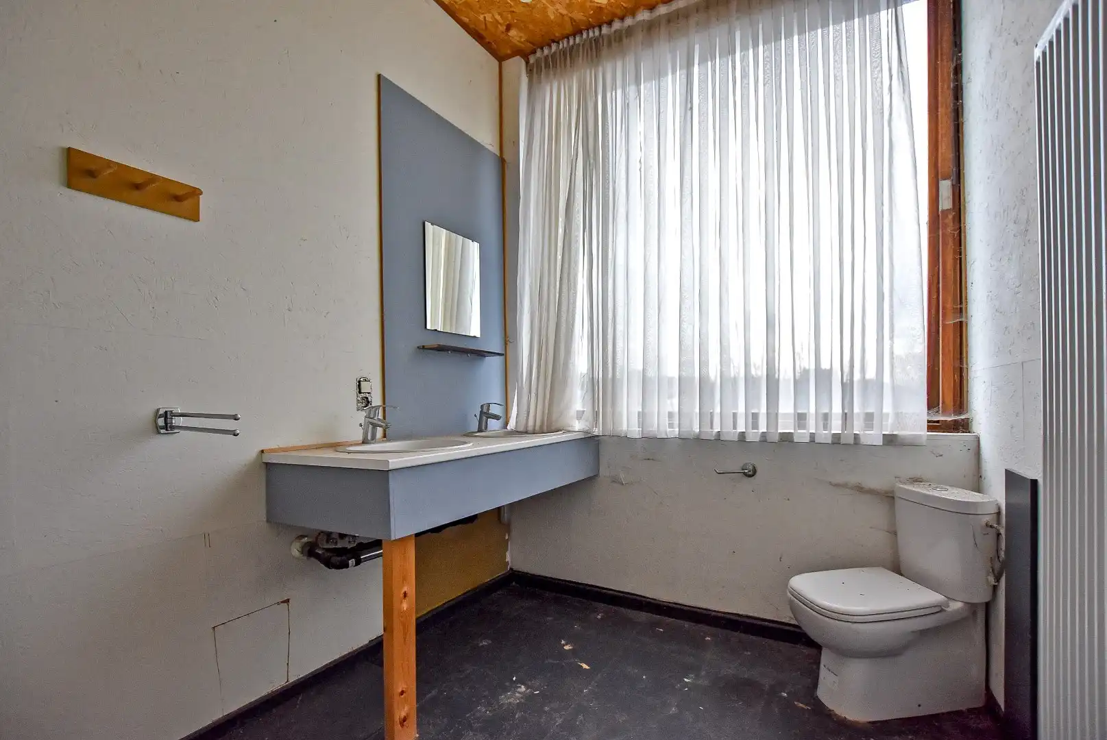 Zeer ruime te renoveren woning centrum Veurne! foto 11