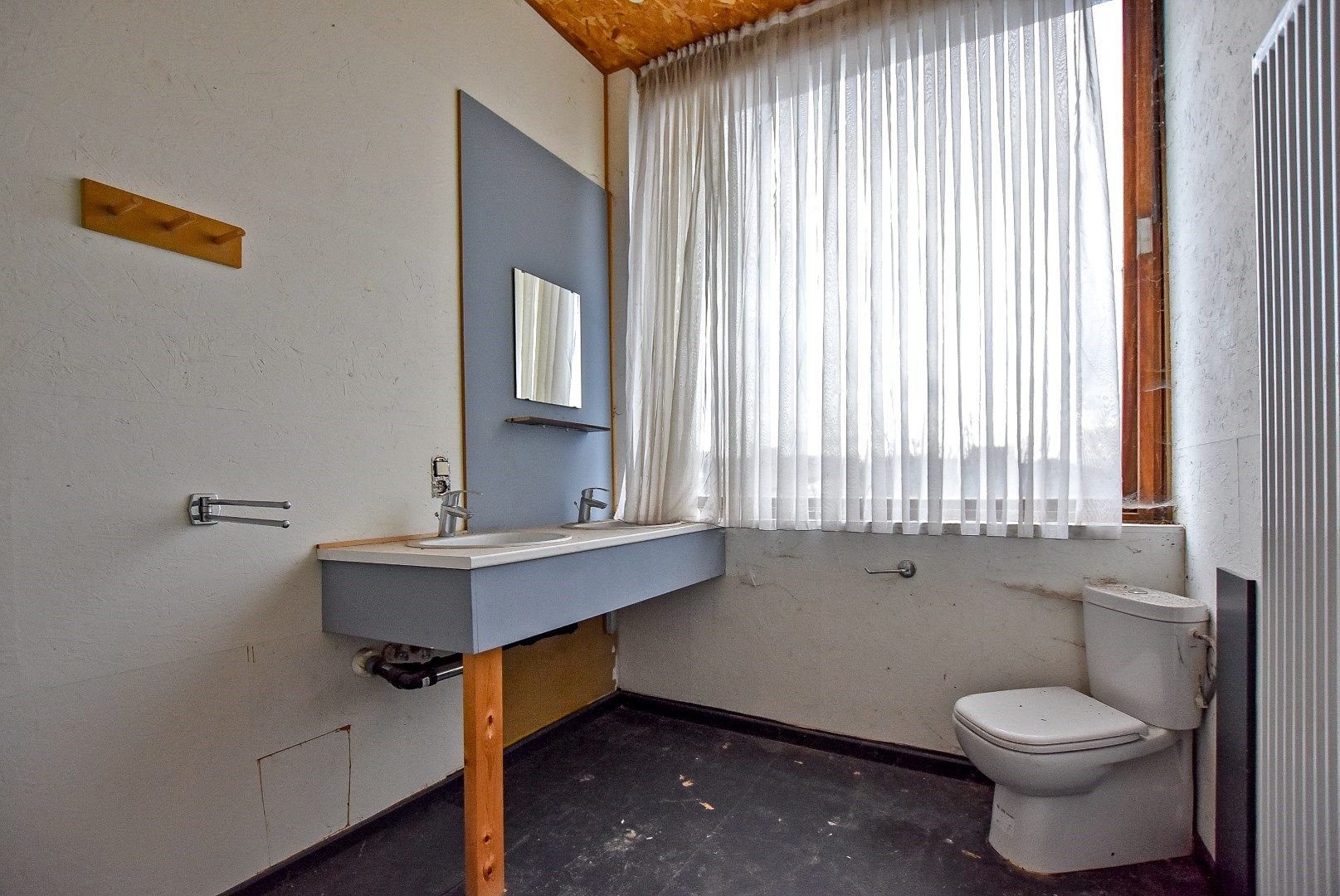 Zeer ruime te renoveren woning centrum Veurne! foto 11