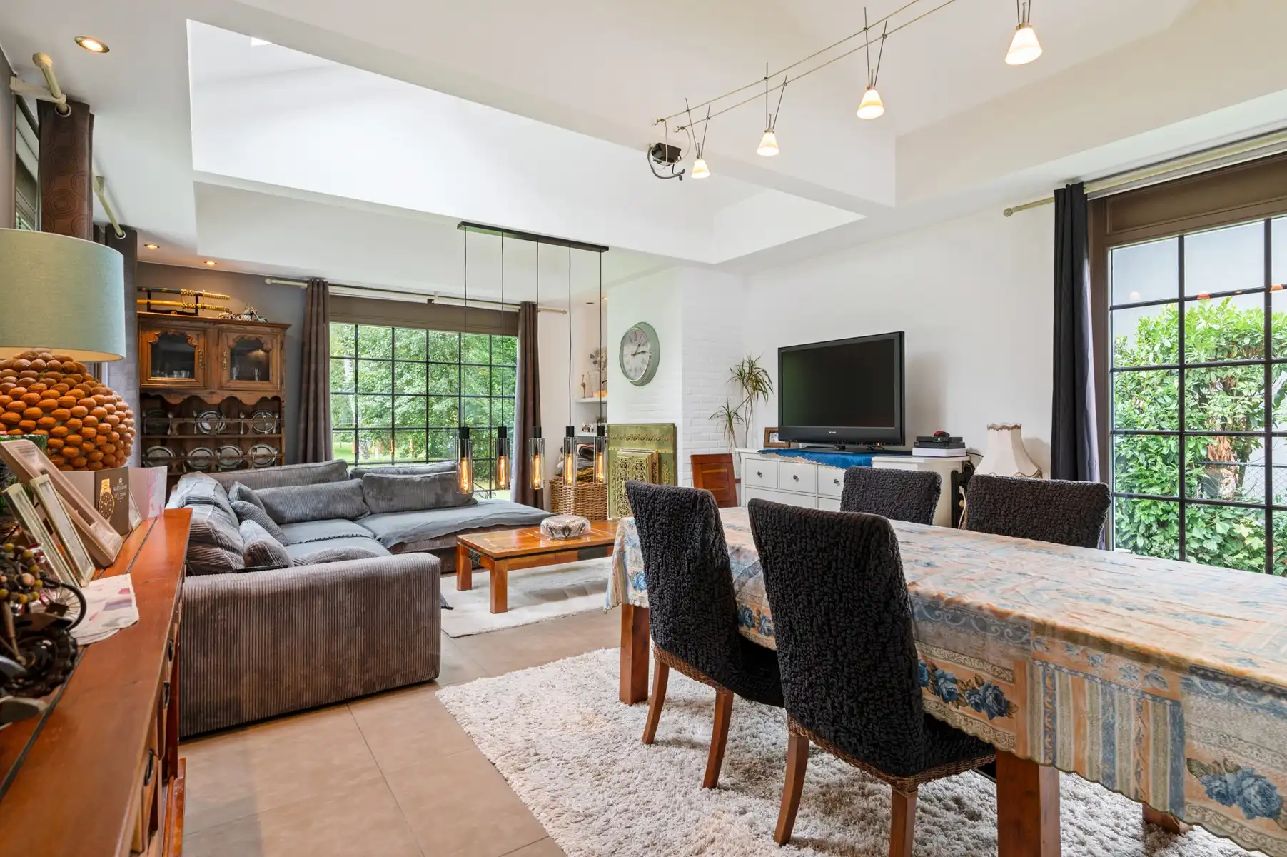 Lichtrijke laagbouwwoning met zwembad en werkplaats foto 8