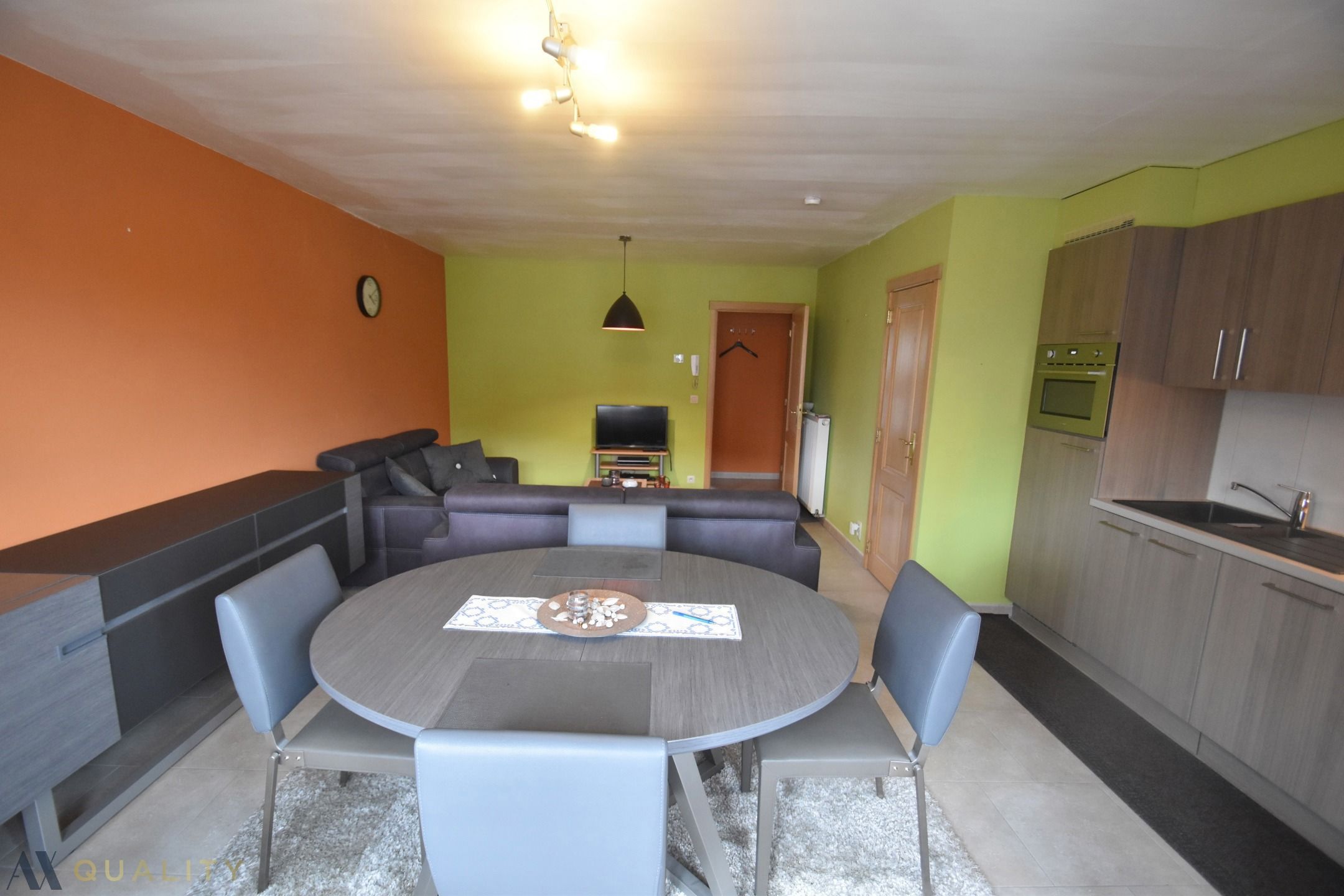 Modern, bemeubeld 1 slpk. appartement met ruim terras en mog. tot huren van een  garage aan 60 €/mnd foto 2