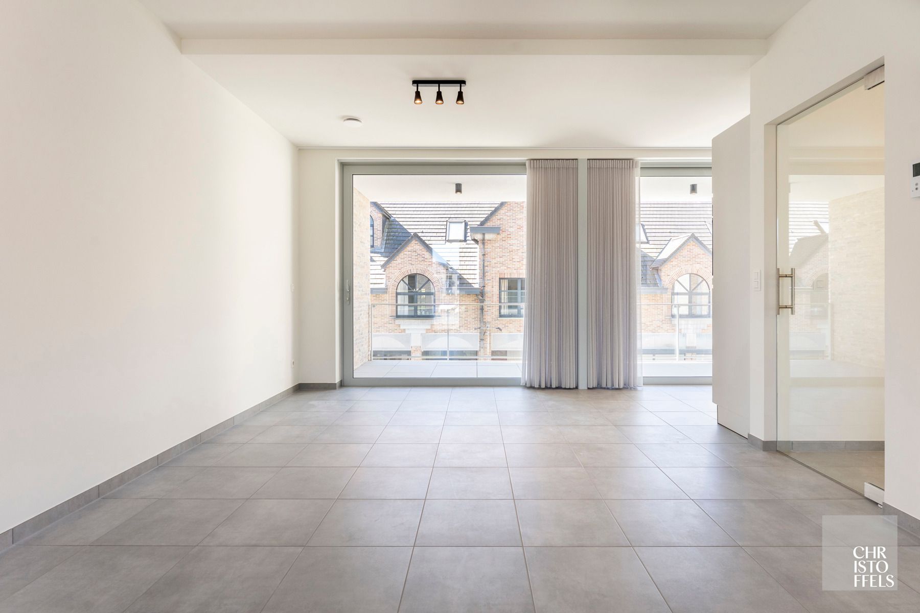 TE HUUR - Nieuwbouw 2-slaapkamerappartement in hartje Lanaken! foto 2